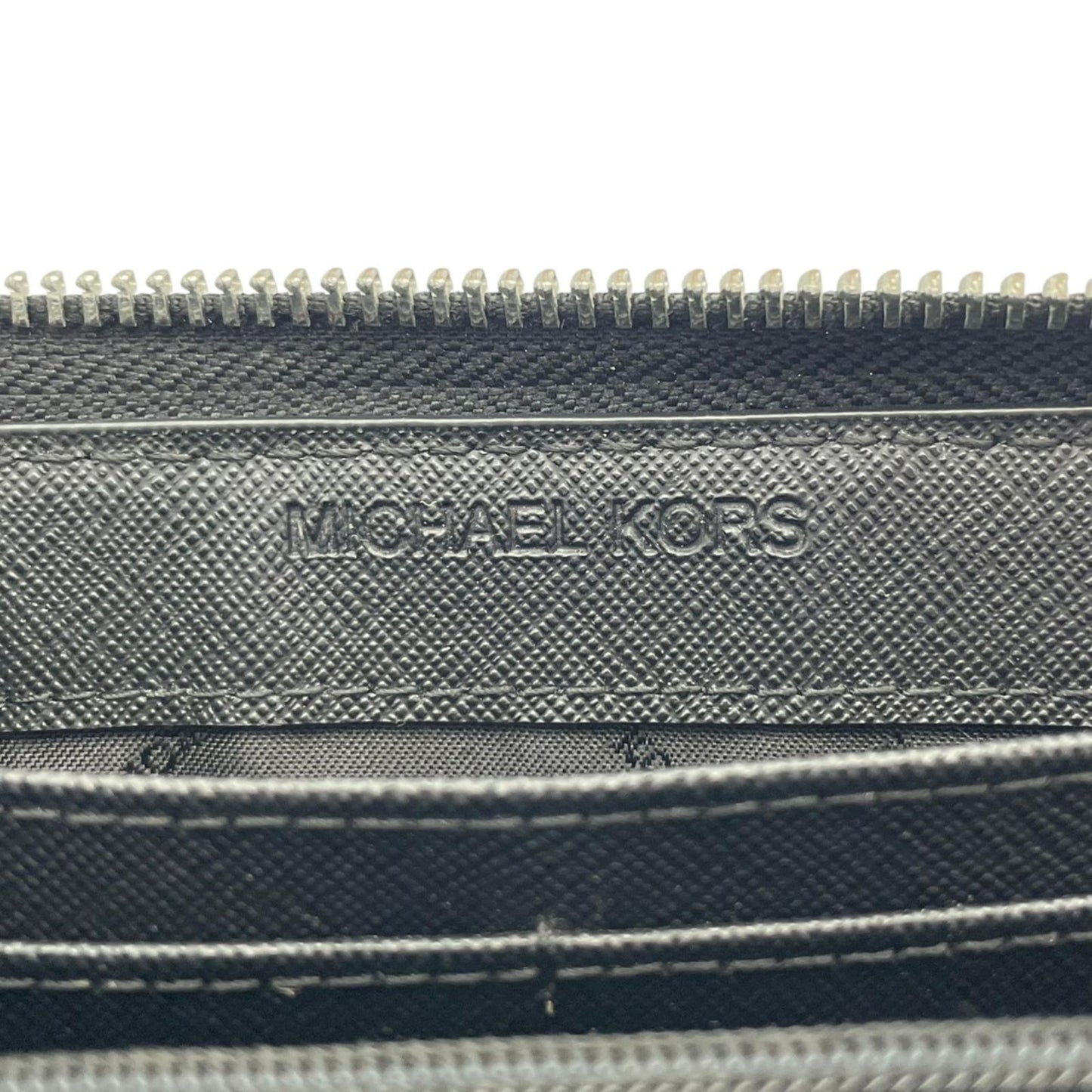 マイケルコース MICHAEL KORS 長財布 ラウンドファスナー ウォレット PVC レザー シグネチャー MK柄 ストライプ ロゴ 金具 ホワイト ブラック 白 黒 レディース ユニセックス 男女兼用 カジュアル 上品 デイリー トラベル 良品 W1
