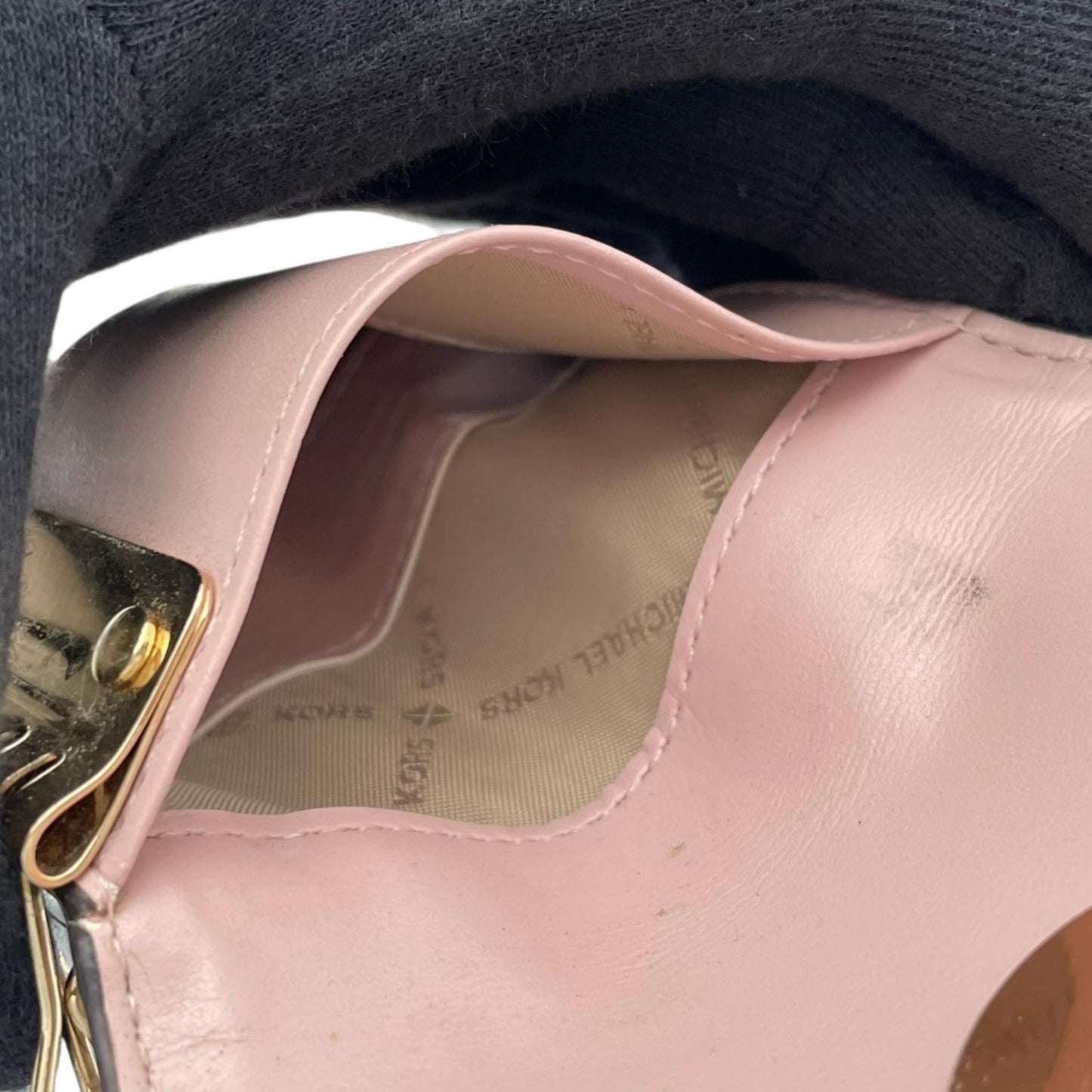 マイケルコース Michael Kors キーケース 6連 レザー ピンク ゴールド金具 MKロゴ レディース エレガント コンパクト 良品 スタイリッシュ ブランドアイテム お洒落 上品 シンプル 実用的 普段使い デイリーユース 通勤 ファッション M5