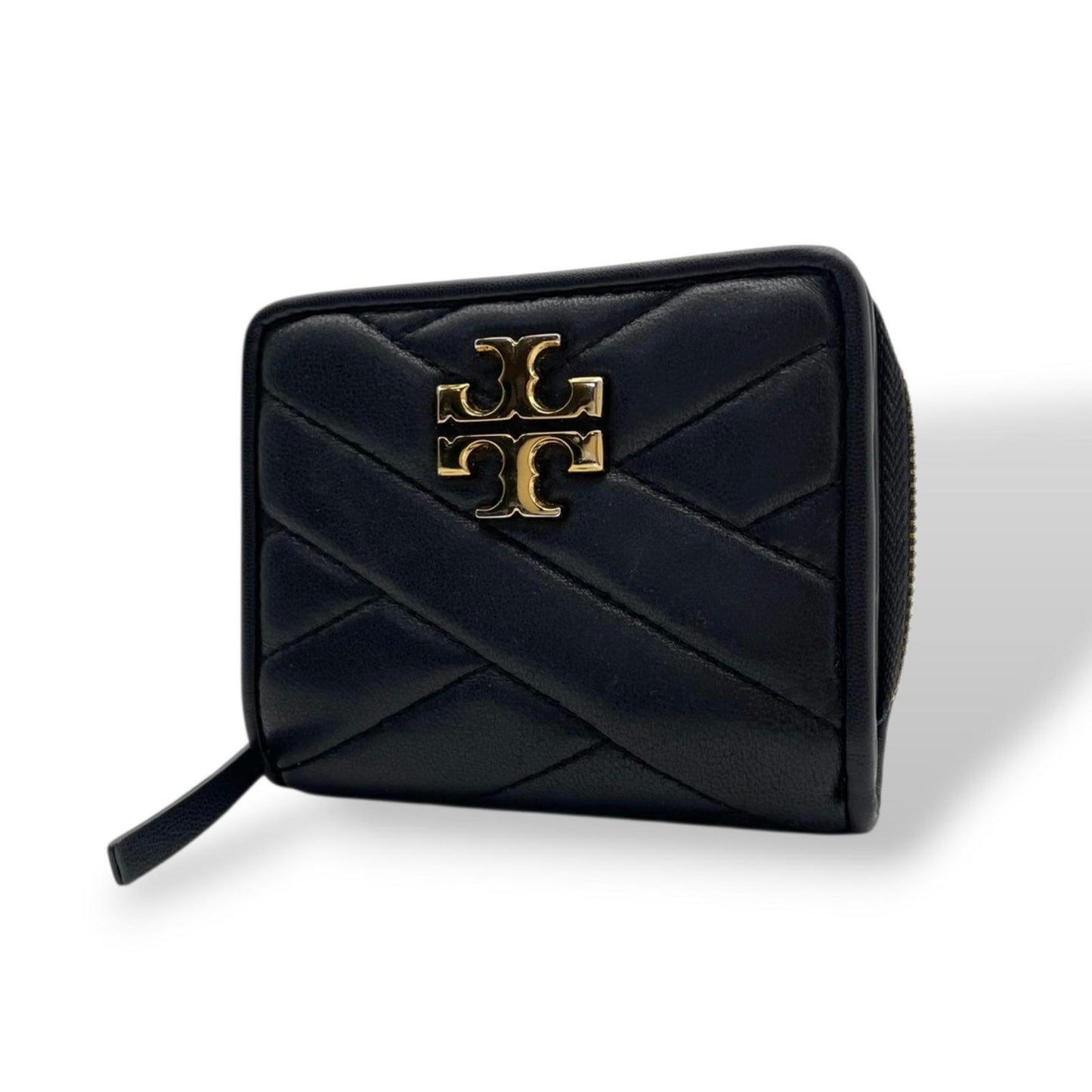 美品 トリーバーチ TORYBURCH 財布 二つ折り財布 コンパクトウォレット キルティング レザー ブラック 黒 ゴールド金具 キラ シェブロン レディース エレガント クラシック ミニ財布 ラウンドファスナー 小銭入れ ウォレット おしゃれ 可愛い 高級感 上品 M1