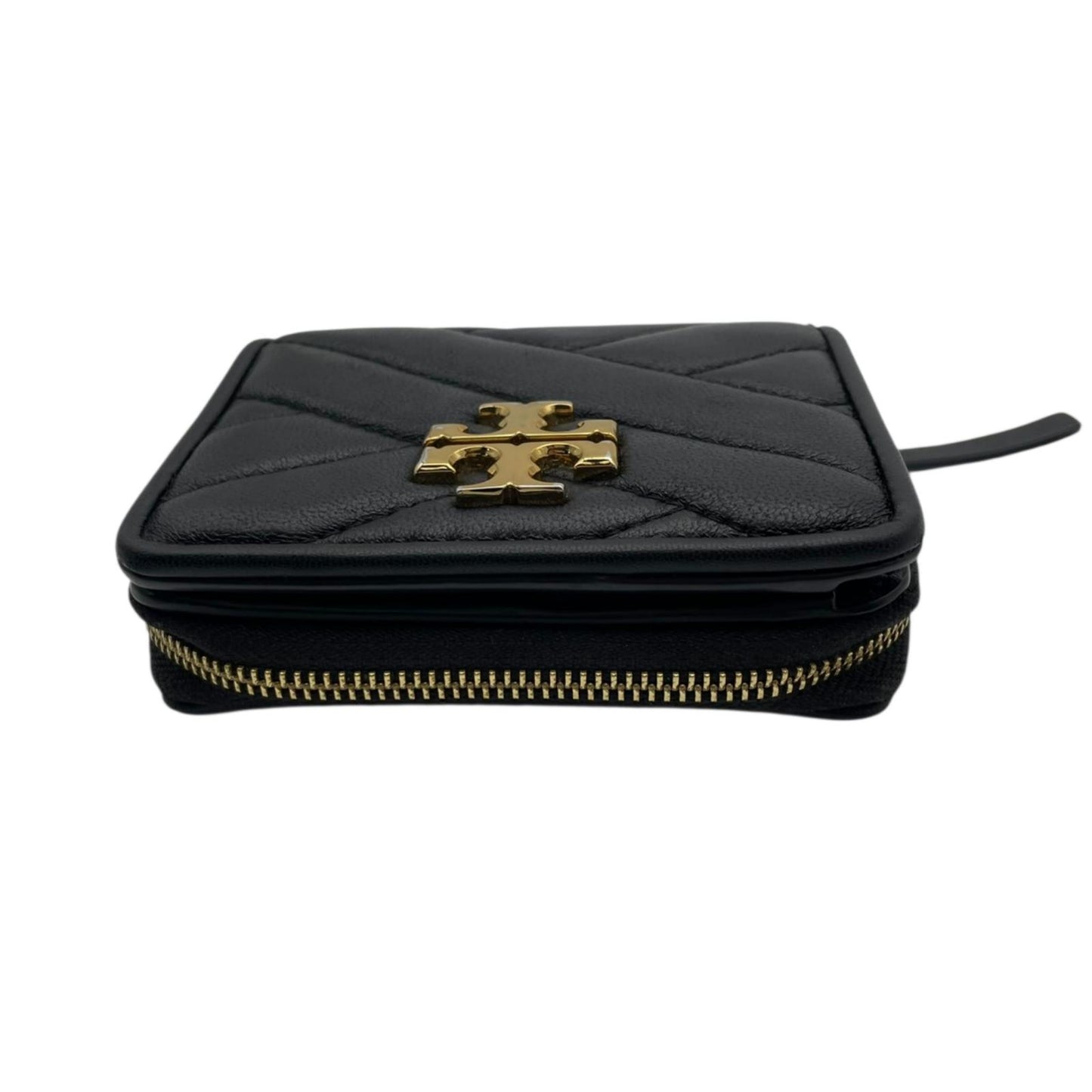 美品 トリーバーチ TORYBURCH 財布 二つ折り財布 コンパクトウォレット キルティング レザー ブラック 黒 ゴールド金具 キラ シェブロン レディース エレガント クラシック ミニ財布 ラウンドファスナー 小銭入れ ウォレット おしゃれ 可愛い 高級感 上品 M1