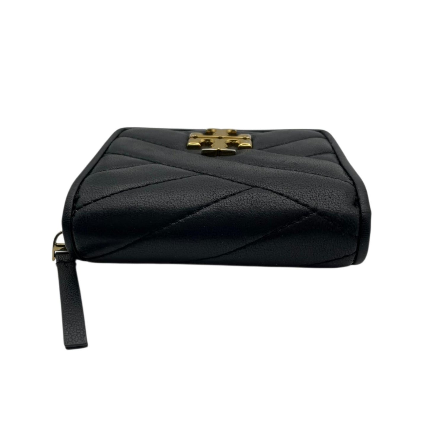 美品 トリーバーチ TORYBURCH 財布 二つ折り財布 コンパクトウォレット キルティング レザー ブラック 黒 ゴールド金具 キラ シェブロン レディース エレガント クラシック ミニ財布 ラウンドファスナー 小銭入れ ウォレット おしゃれ 可愛い 高級感 上品 M1