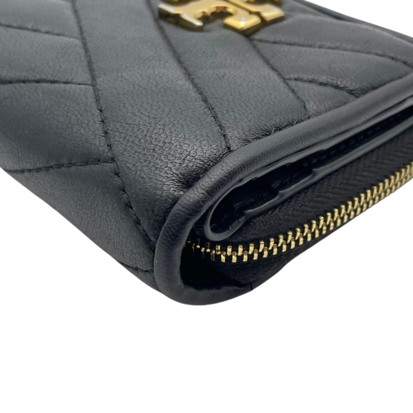 美品 トリーバーチ TORYBURCH 財布 二つ折り財布 コンパクトウォレット キルティング レザー ブラック 黒 ゴールド金具 キラ シェブロン レディース エレガント クラシック ミニ財布 ラウンドファスナー 小銭入れ ウォレット おしゃれ 可愛い 高級感 上品 M1