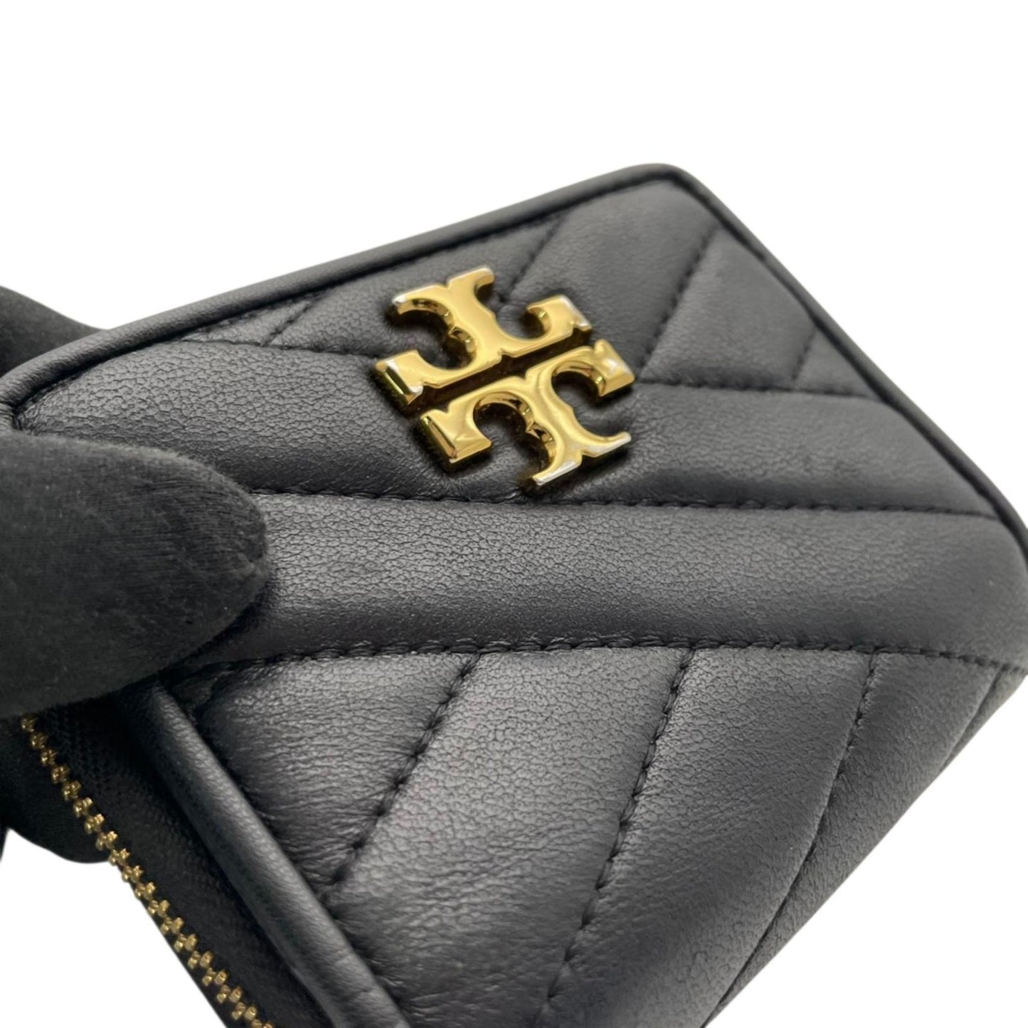 美品 トリーバーチ TORYBURCH 財布 二つ折り財布 コンパクトウォレット キルティング レザー ブラック 黒 ゴールド金具 キラ シェブロン レディース エレガント クラシック ミニ財布 ラウンドファスナー 小銭入れ ウォレット おしゃれ 可愛い 高級感 上品 M1