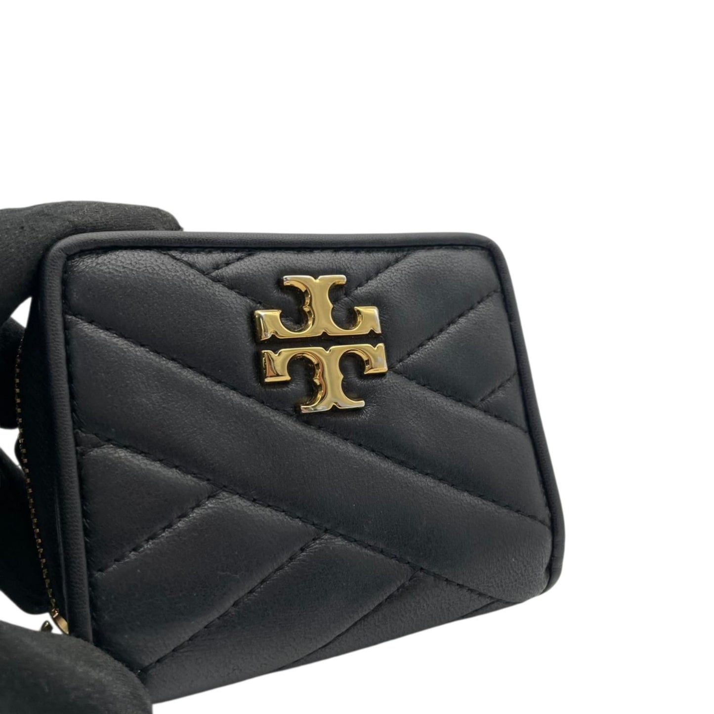 美品 トリーバーチ TORYBURCH 財布 二つ折り財布 コンパクトウォレット キルティング レザー ブラック 黒 ゴールド金具 キラ シェブロン レディース エレガント クラシック ミニ財布 ラウンドファスナー 小銭入れ ウォレット おしゃれ 可愛い 高級感 上品 M1