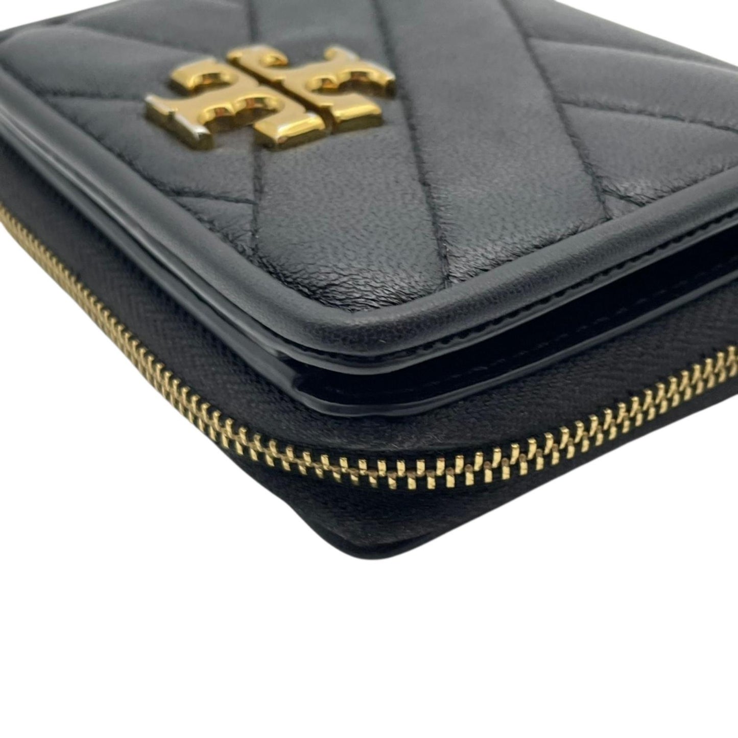 美品 トリーバーチ TORYBURCH 財布 二つ折り財布 コンパクトウォレット キルティング レザー ブラック 黒 ゴールド金具 キラ シェブロン レディース エレガント クラシック ミニ財布 ラウンドファスナー 小銭入れ ウォレット おしゃれ 可愛い 高級感 上品 M1