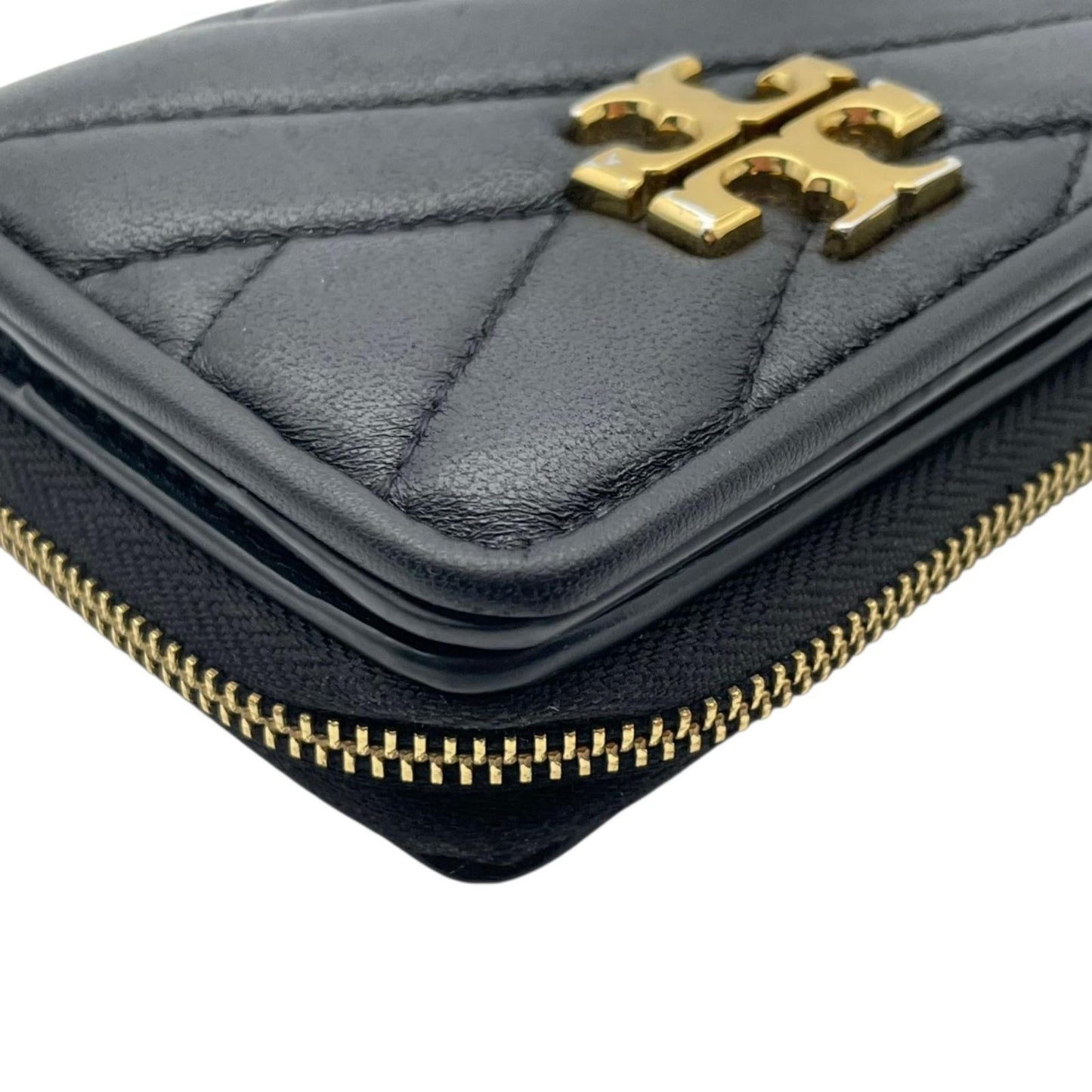 美品 トリーバーチ TORYBURCH 財布 二つ折り財布 コンパクトウォレット キルティング レザー ブラック 黒 ゴールド金具 キラ シェブロン レディース エレガント クラシック ミニ財布 ラウンドファスナー 小銭入れ ウォレット おしゃれ 可愛い 高級感 上品 M1