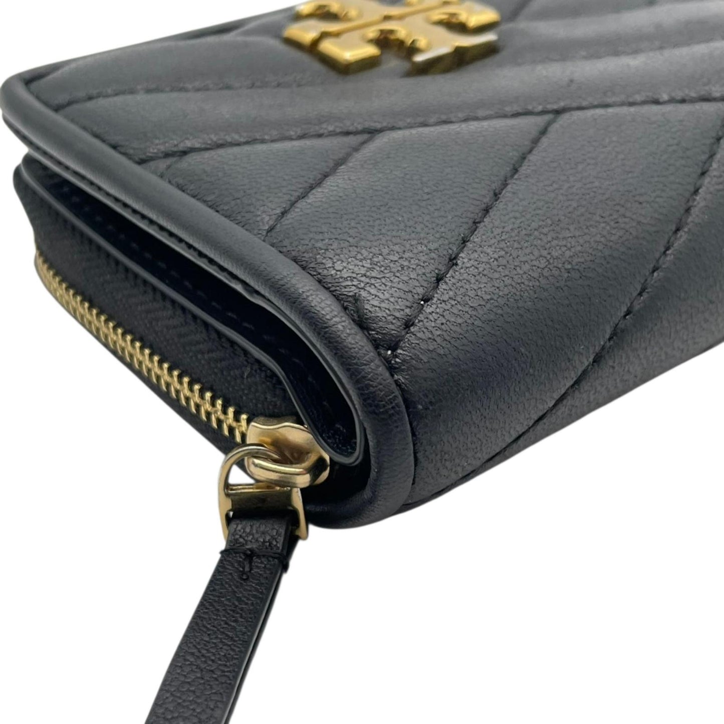 美品 トリーバーチ TORYBURCH 財布 二つ折り財布 コンパクトウォレット キルティング レザー ブラック 黒 ゴールド金具 キラ シェブロン レディース エレガント クラシック ミニ財布 ラウンドファスナー 小銭入れ ウォレット おしゃれ 可愛い 高級感 上品 M1
