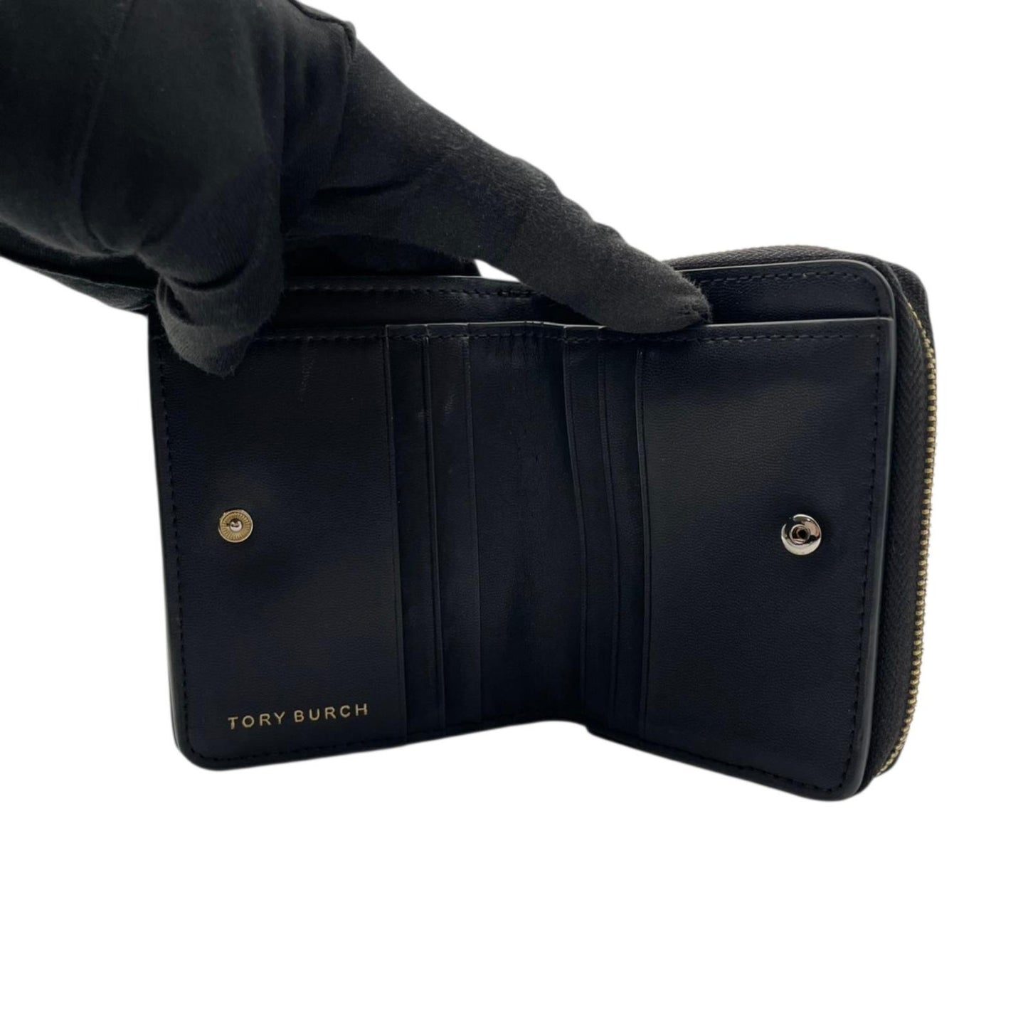 美品 トリーバーチ TORYBURCH 財布 二つ折り財布 コンパクトウォレット キルティング レザー ブラック 黒 ゴールド金具 キラ シェブロン レディース エレガント クラシック ミニ財布 ラウンドファスナー 小銭入れ ウォレット おしゃれ 可愛い 高級感 上品 M1