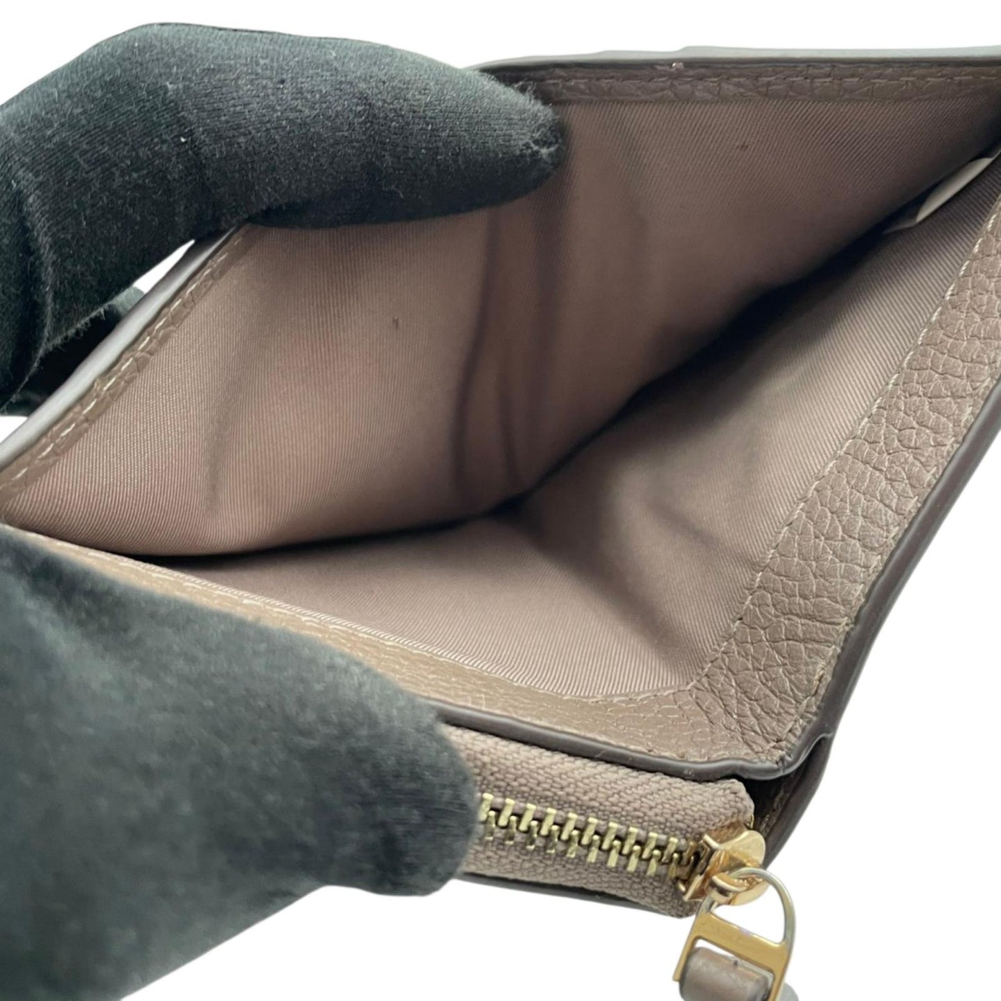 美品 トリーバーチ 二つ折り財布 レザー グレージュ シボ革 ゴールドロゴ コンパクトウォレット ミニ財布 レディース ビンテージ クラシック エレガント 上品 高級感 溢れる デザイン 実用的 機能的 収納力抜群 M1