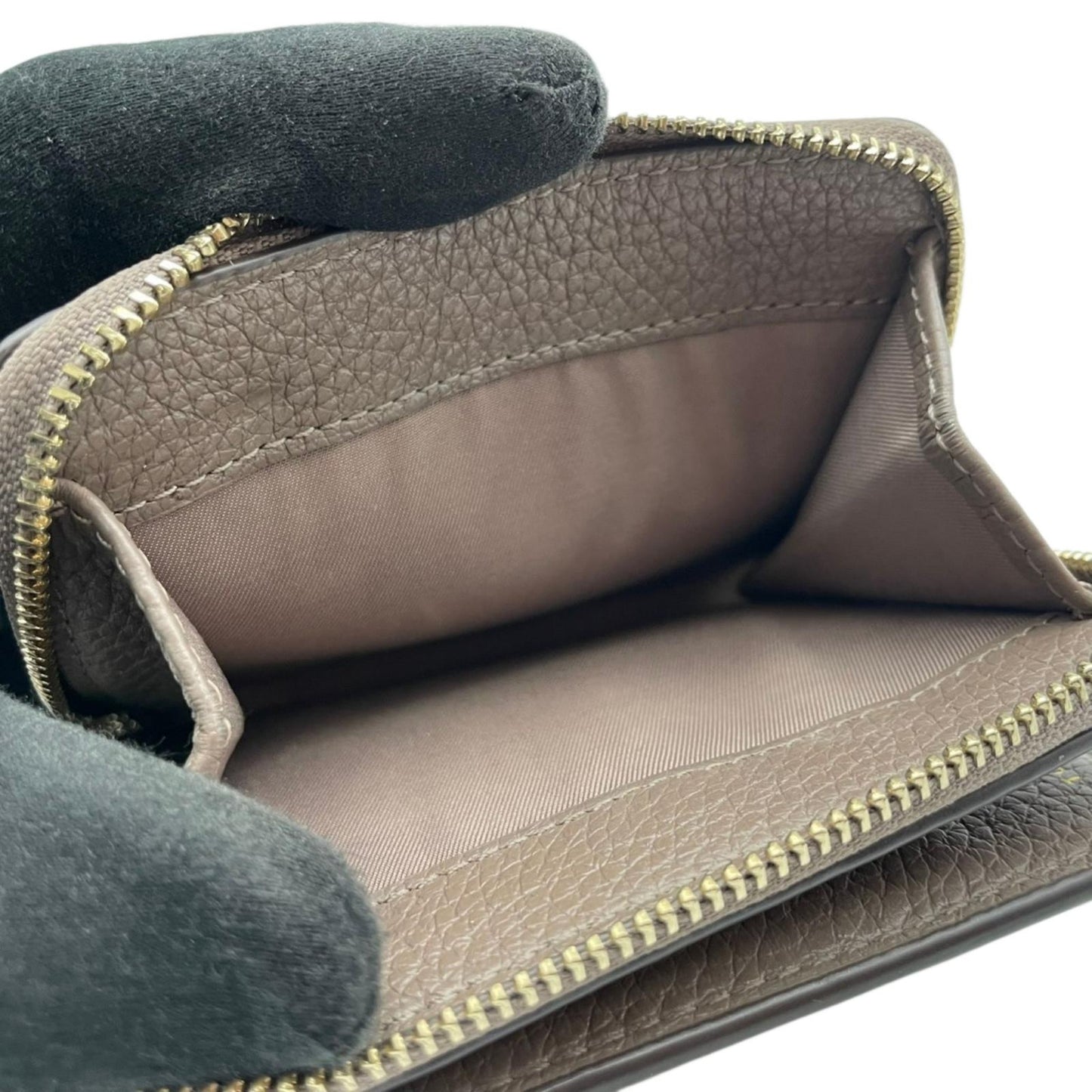 美品 トリーバーチ 二つ折り財布 レザー グレージュ シボ革 ゴールドロゴ コンパクトウォレット ミニ財布 レディース ビンテージ クラシック エレガント 上品 高級感 溢れる デザイン 実用的 機能的 収納力抜群 M1