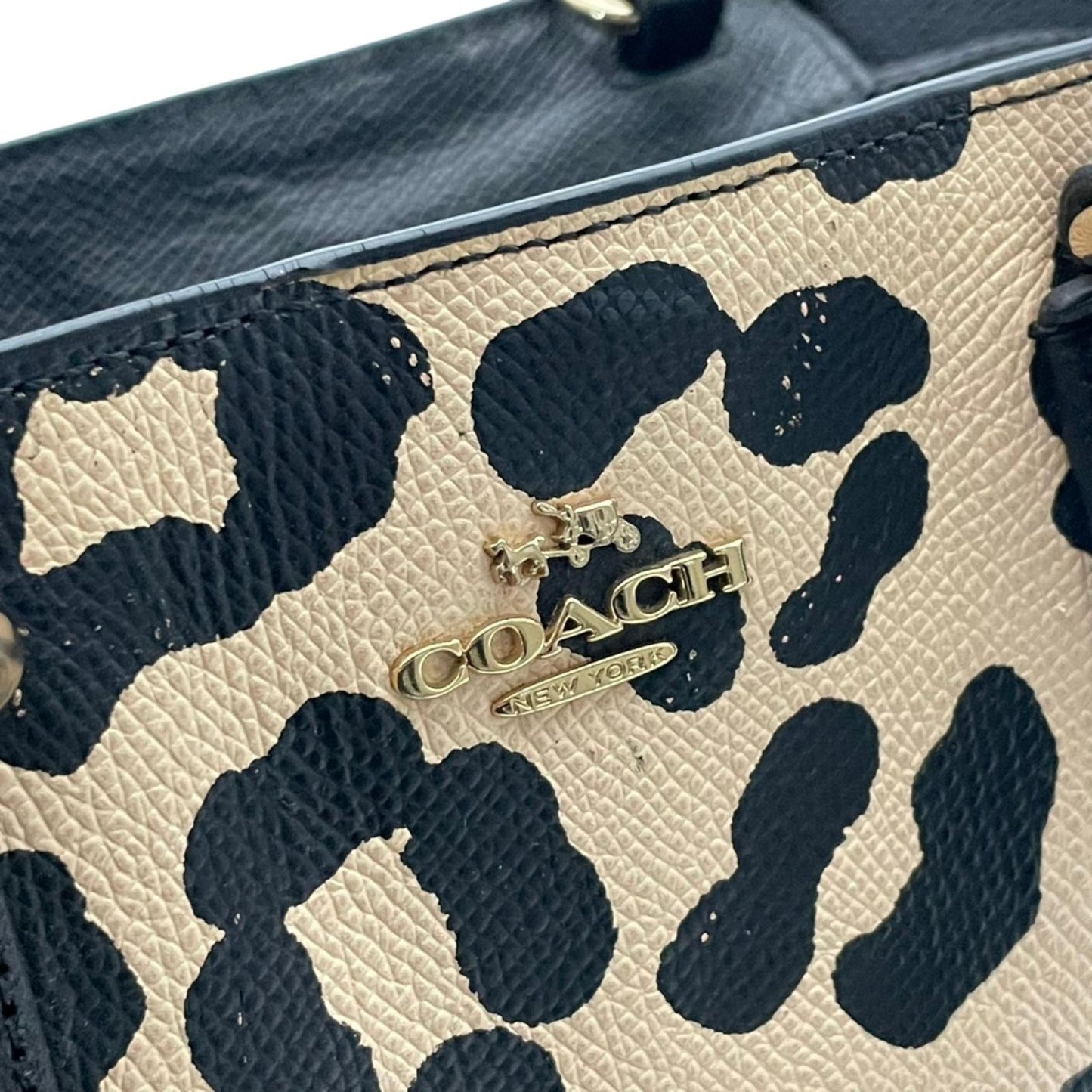 【良品】 コーチ COACH 2WAY トートバッグ ショルダーバッグ 34334 レオパード ヒョウ柄 PVC レザー ベージュ ブラック 黒 ゴールド金具 斜め掛け クロスボディ お出かけ デイリー エレガント 上品 レディース 定番 人気 s94