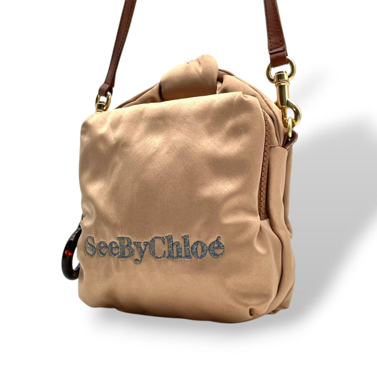 シーバイクロエ SEE BY CHLOE TILLY ティリー スモールカメラバッグ ショルダーバッグ ハンドバッグ 2WAY 斜め掛け キャンバス レザー 本革 ライトブラウン ベージュ系 刺繍ロゴ ゴールド金具 カジュアル レディース S35