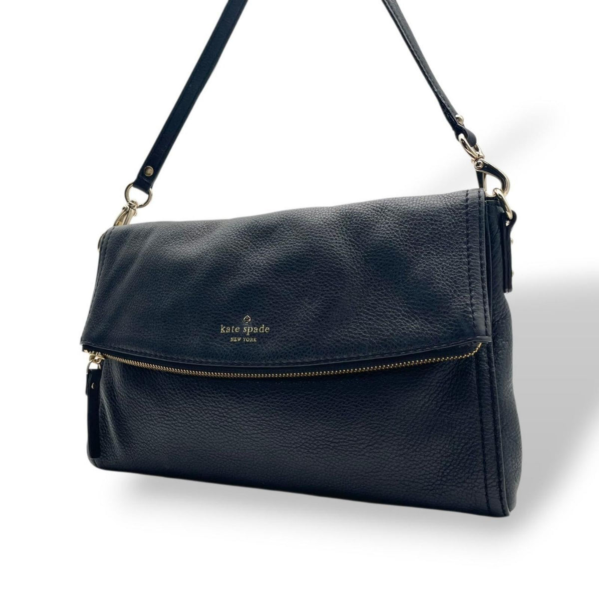 【美品】ケイトスペード kate spade コブルヒル カーソン Cobble Hill Carson レザー ショルダーバッグ 斜め掛け クロスボディ フラップ 本革 ブラック 黒 ゴールド金具 ストライプ柄 ライニング エレガント レディース S96