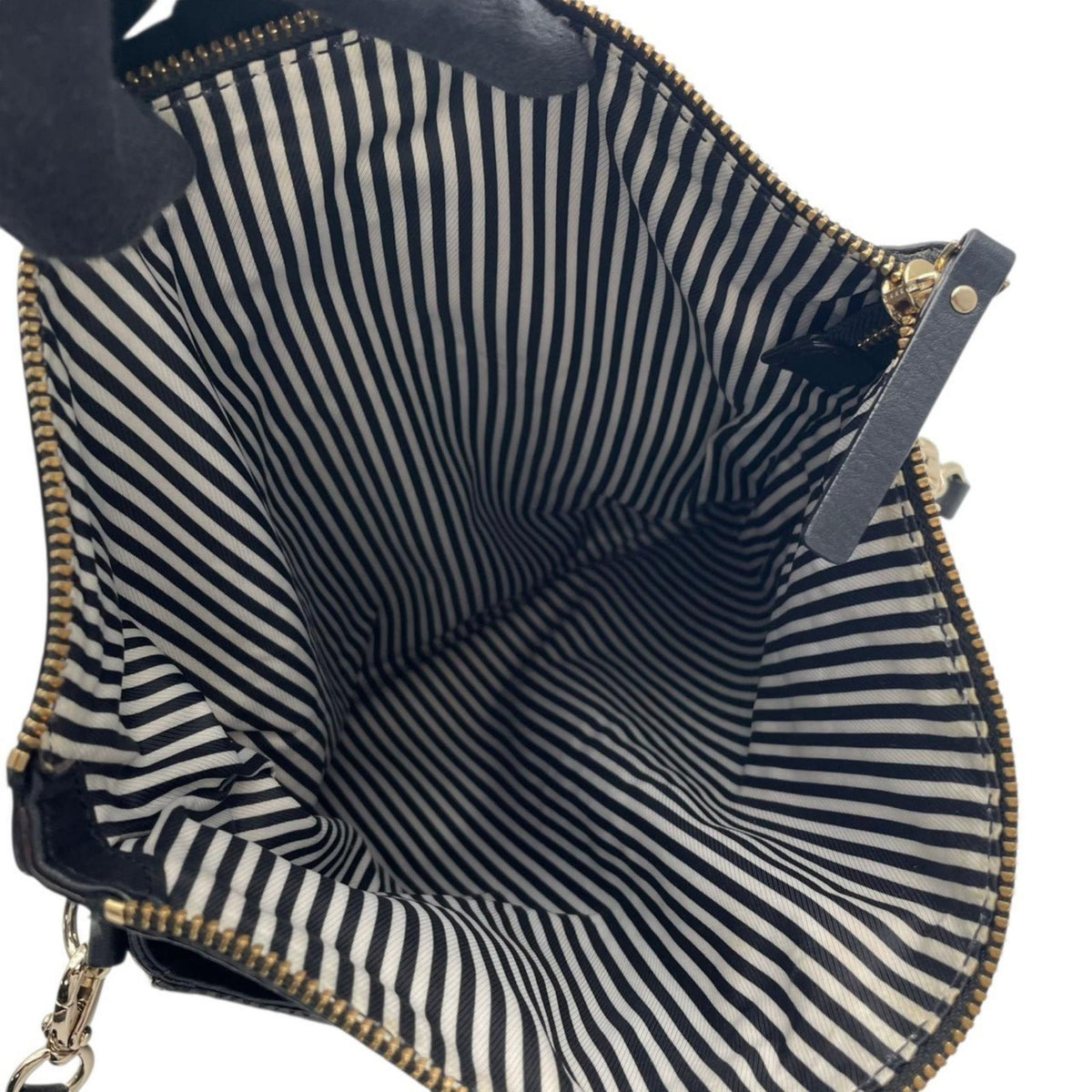 【美品】ケイトスペード kate spade コブルヒル カーソン Cobble Hill Carson レザー ショルダーバッグ 斜め掛け クロスボディ フラップ 本革 ブラック 黒 ゴールド金具 ストライプ柄 ライニング エレガント レディース S96