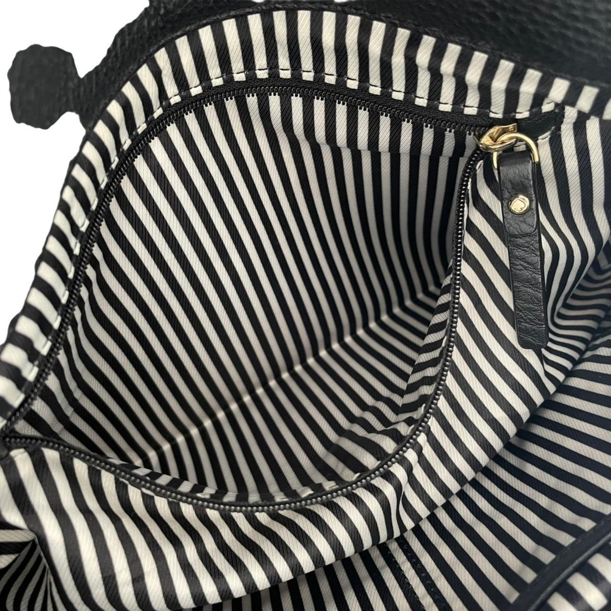 【美品】ケイトスペード kate spade コブルヒル カーソン Cobble Hill Carson レザー ショルダーバッグ 斜め掛け クロスボディ フラップ 本革 ブラック 黒 ゴールド金具 ストライプ柄 ライニング エレガント レディース S96