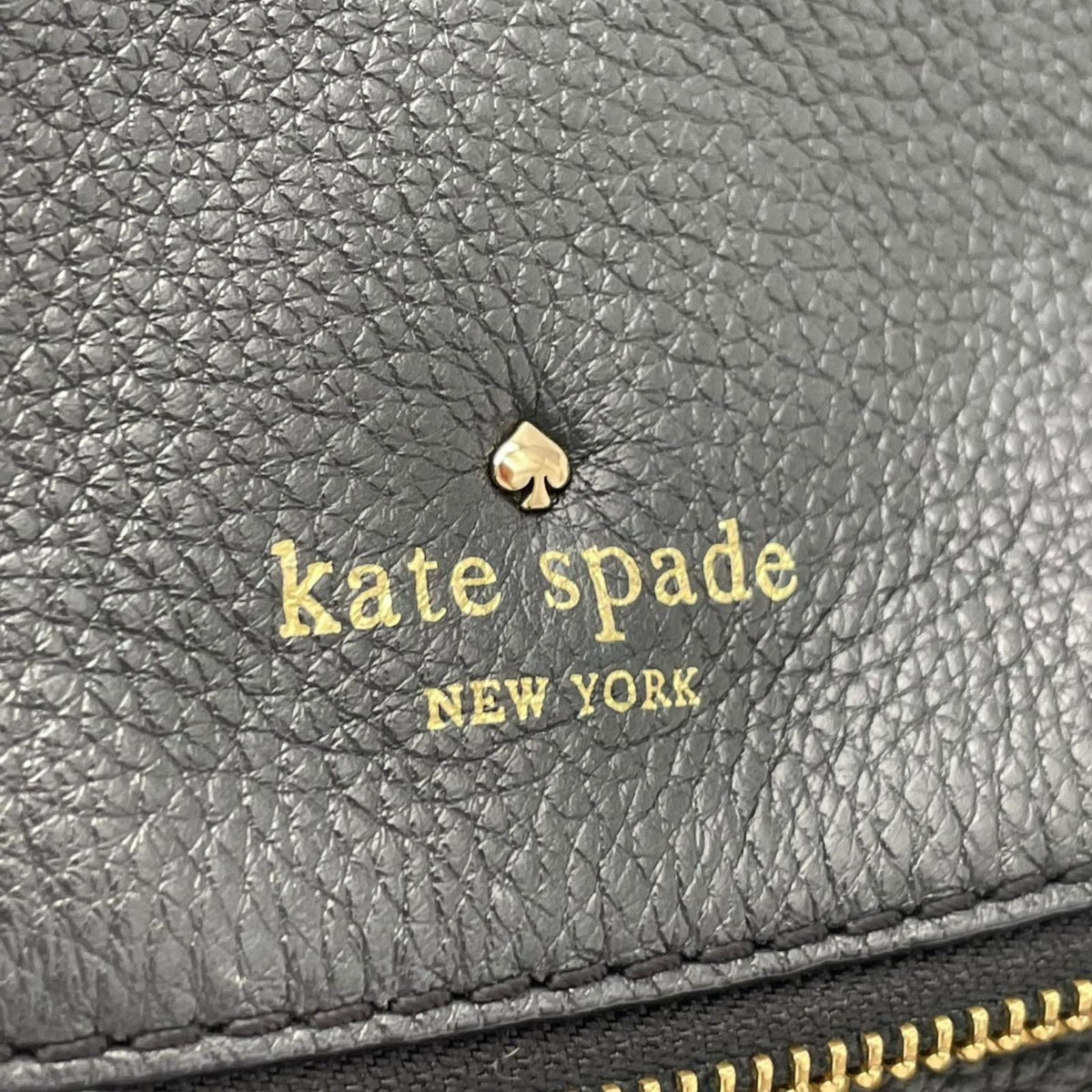 【美品】ケイトスペード kate spade コブルヒル カーソン Cobble Hill Carson レザー ショルダーバッグ 斜め掛け クロスボディ フラップ 本革 ブラック 黒 ゴールド金具 ストライプ柄 ライニング エレガント レディース S96