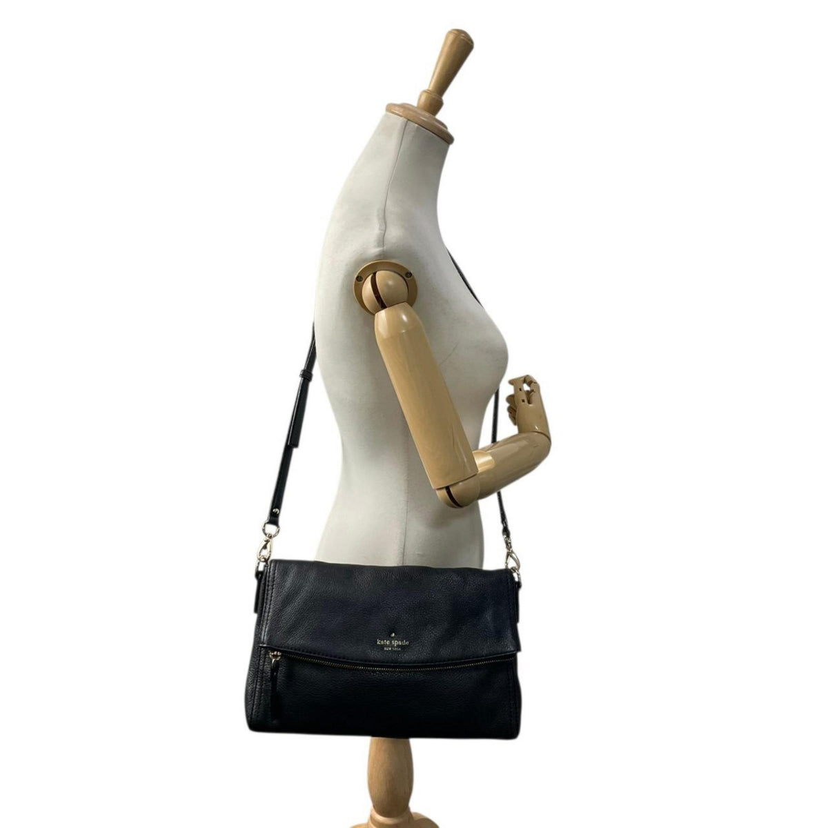 【美品】ケイトスペード kate spade コブルヒル カーソン Cobble Hill Carson レザー ショルダーバッグ 斜め掛け クロスボディ フラップ 本革 ブラック 黒 ゴールド金具 ストライプ柄 ライニング エレガント レディース S96