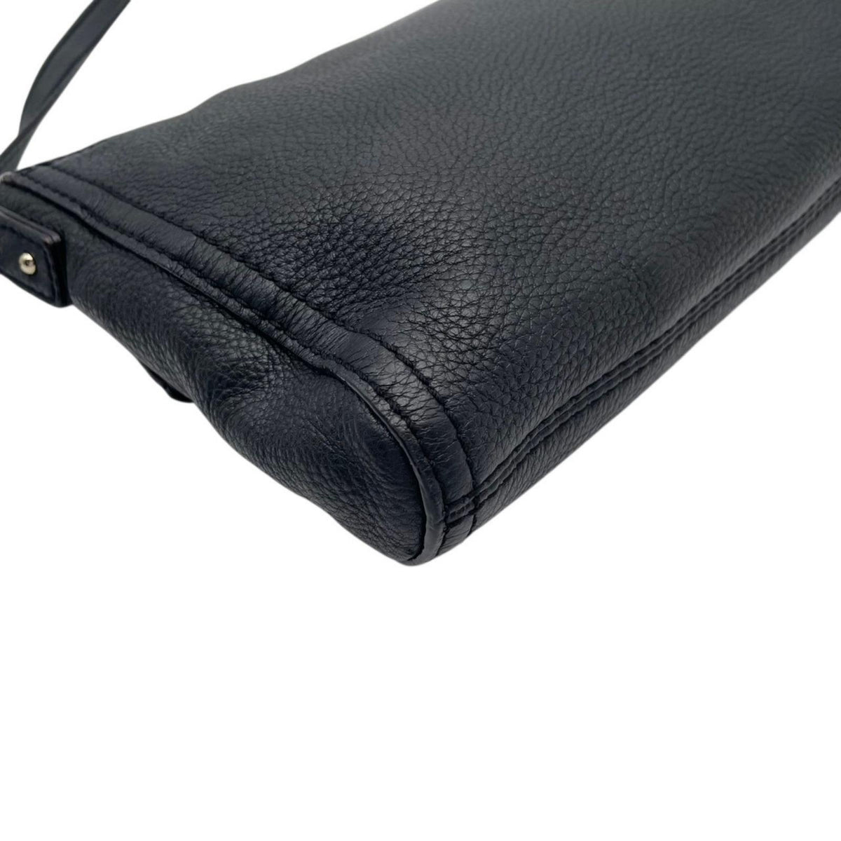 【美品】ケイトスペード kate spade コブルヒル カーソン Cobble Hill Carson レザー ショルダーバッグ 斜め掛け クロスボディ フラップ 本革 ブラック 黒 ゴールド金具 ストライプ柄 ライニング エレガント レディース S96