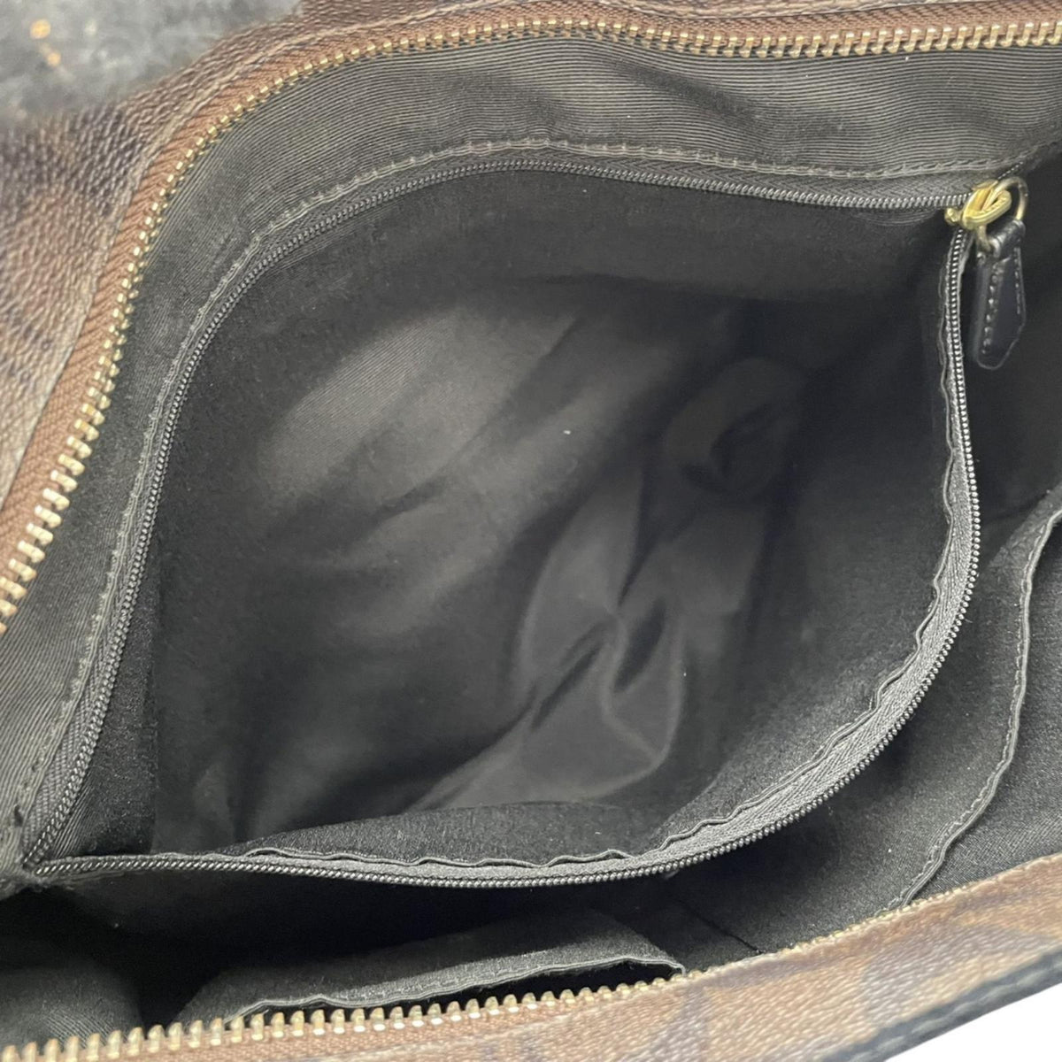 COACH コーチ トートバッグ ラグジュアリー シグネチャー F58294 ブラウン 黒 PVC レザー ゴールド金具 ファスナー開閉 肩掛け A4収納 大容量 通勤 通学 レディース エレガント シンプル 上品 定番 S86