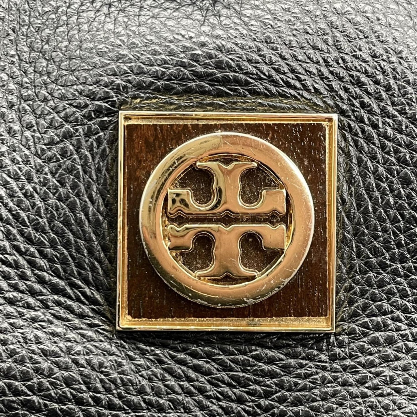 TORY BURCH トリーバーチ ショルダーバッグ ハンドバッグ 2WAY チェーンショルダー タッセル フリンジ デカロゴ レザー 本革 シボ革 ブラック 黒 ゴールド金具 レディース エレガント クラシック 大容量 クリーニング済み s39
