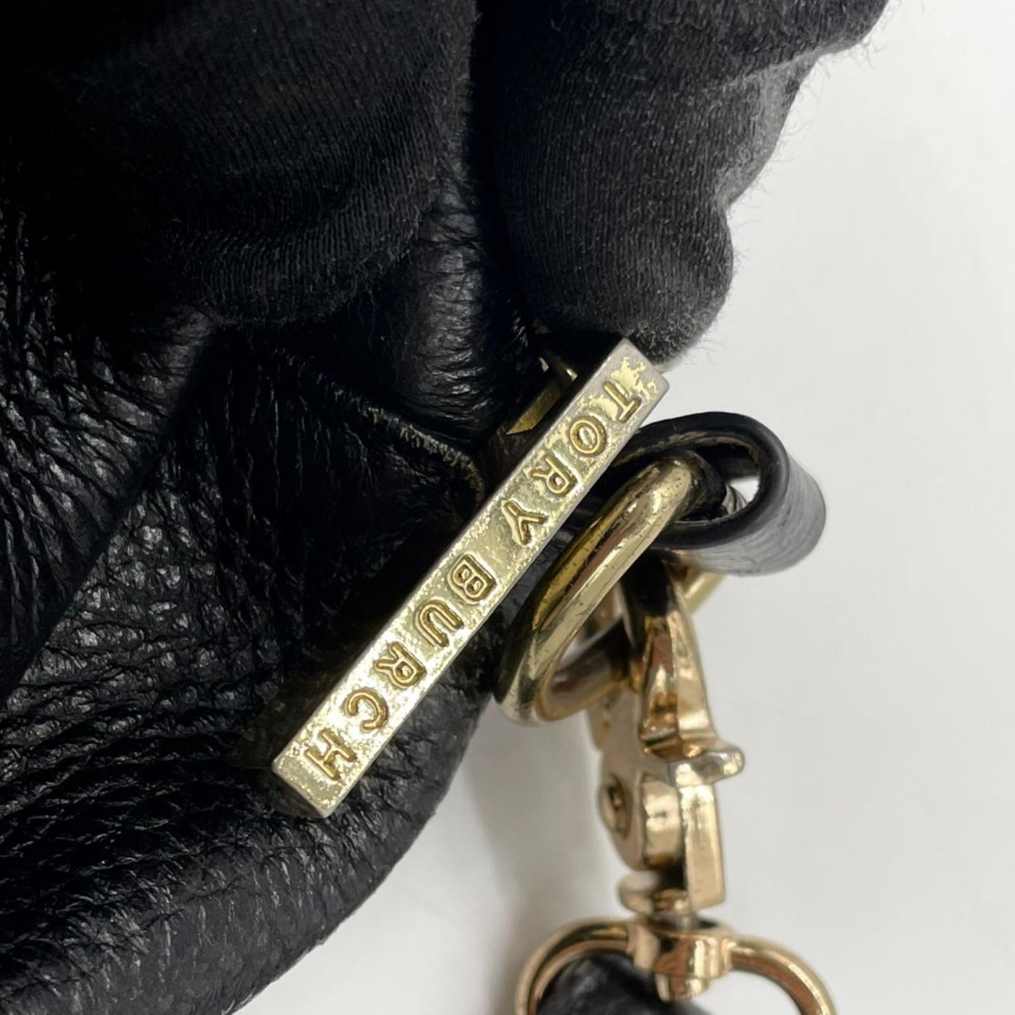 TORY BURCH トリーバーチ ショルダーバッグ ハンドバッグ 2WAY チェーンショルダー タッセル フリンジ デカロゴ レザー 本革 シボ革 ブラック 黒 ゴールド金具 レディース エレガント クラシック 大容量 クリーニング済み s39