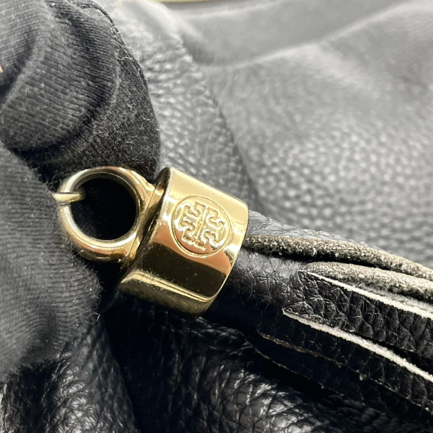 TORY BURCH トリーバーチ ショルダーバッグ ハンドバッグ 2WAY チェーンショルダー タッセル フリンジ デカロゴ レザー 本革 シボ革 ブラック 黒 ゴールド金具 レディース エレガント クラシック 大容量 クリーニング済み s39