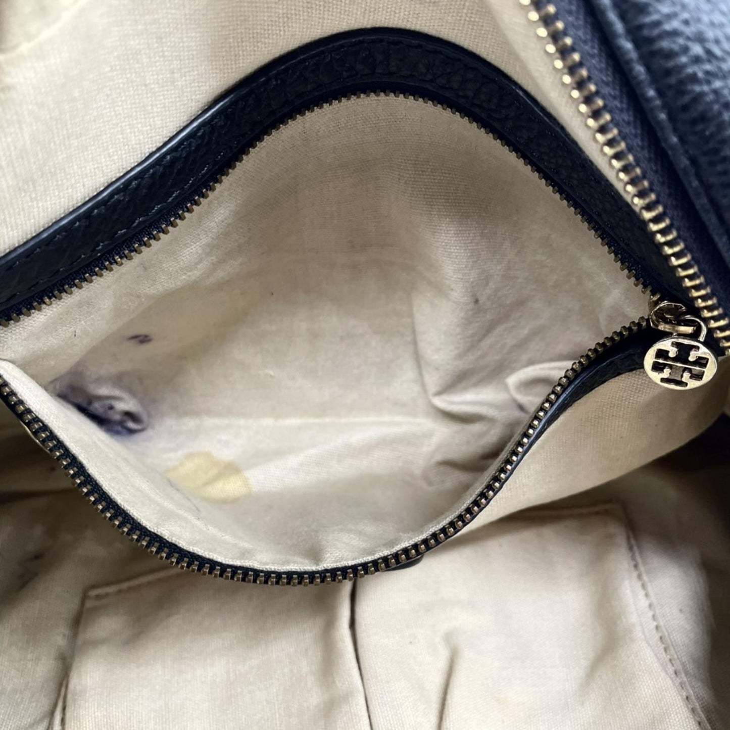 TORY BURCH トリーバーチ ショルダーバッグ ハンドバッグ 2WAY チェーンショルダー タッセル フリンジ デカロゴ レザー 本革 シボ革 ブラック 黒 ゴールド金具 レディース エレガント クラシック 大容量 クリーニング済み s39