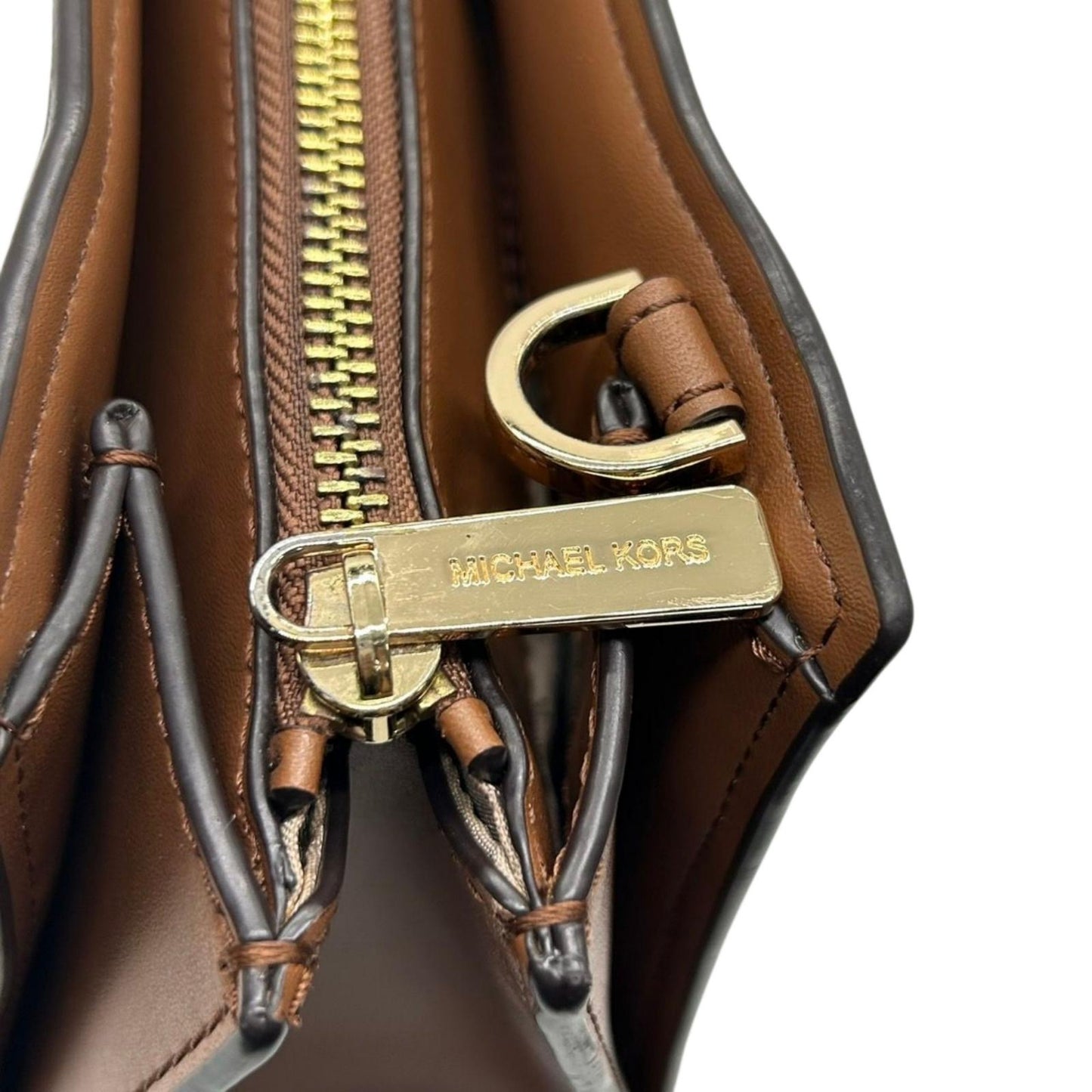 【美品】MICHAEL KORS マイケルコース 2WAY ハンドバッグ ショルダーバッグ シグネチャー MKロゴチャーム PVC レザー ブラウン ベージュ ゴールド金具 エレガント レディース 通勤 通学 クリーニング済み 自立可 s71