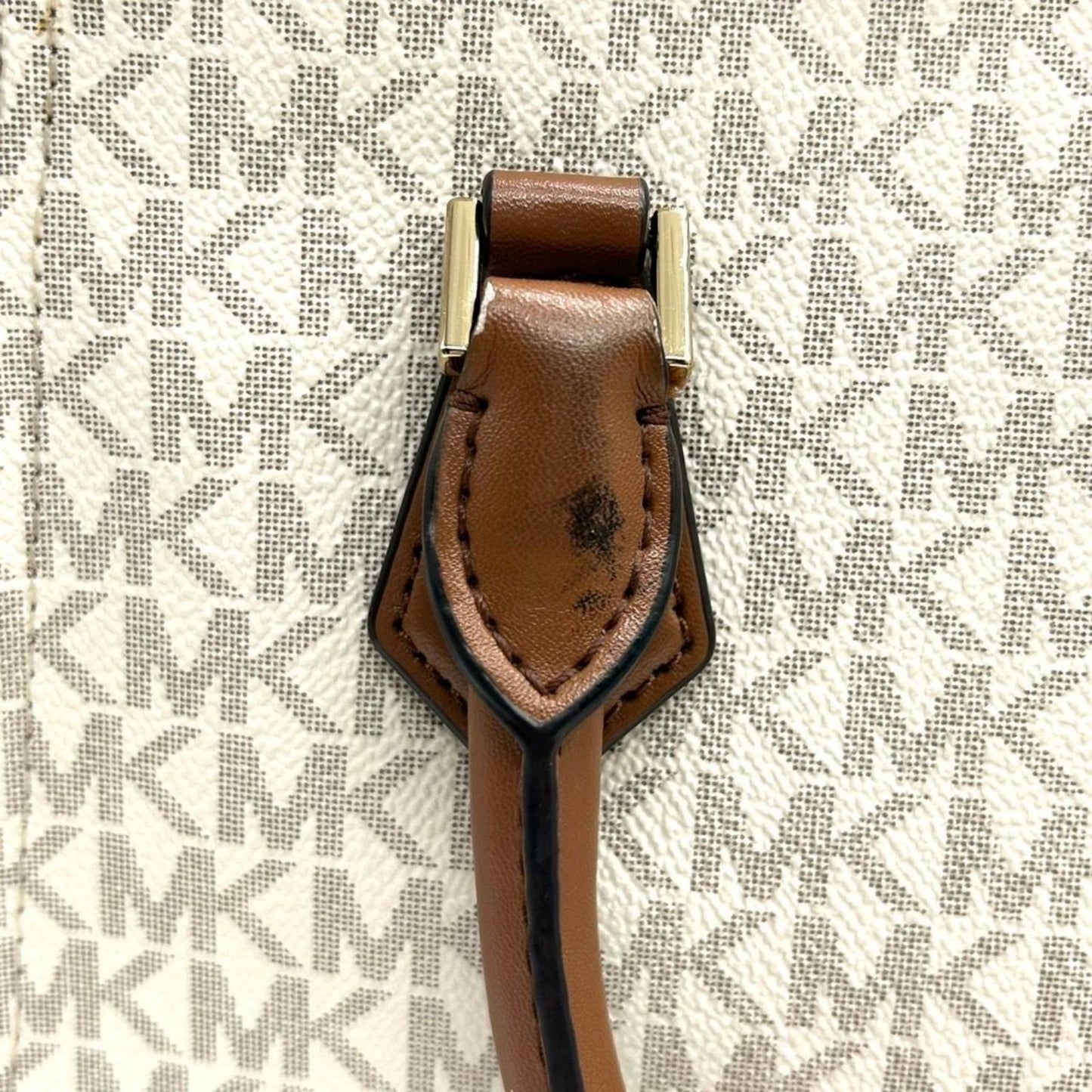 【美品】MICHAEL KORS マイケルコース 2WAY ハンドバッグ ショルダーバッグ シグネチャー MKロゴチャーム PVC レザー ブラウン ベージュ ゴールド金具 エレガント レディース 通勤 通学 クリーニング済み 自立可 s71