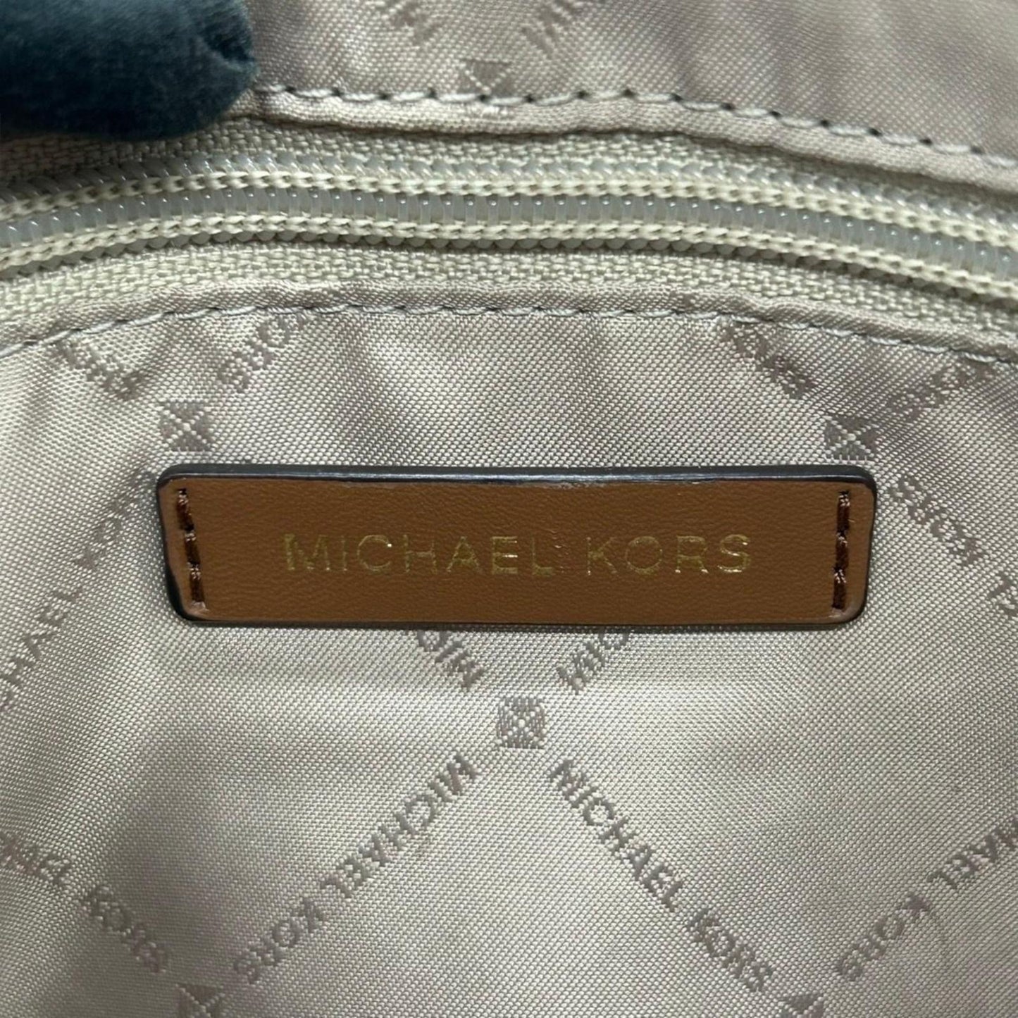 【美品】MICHAEL KORS マイケルコース 2WAY ハンドバッグ ショルダーバッグ シグネチャー MKロゴチャーム PVC レザー ブラウン ベージュ ゴールド金具 エレガント レディース 通勤 通学 クリーニング済み 自立可 s71