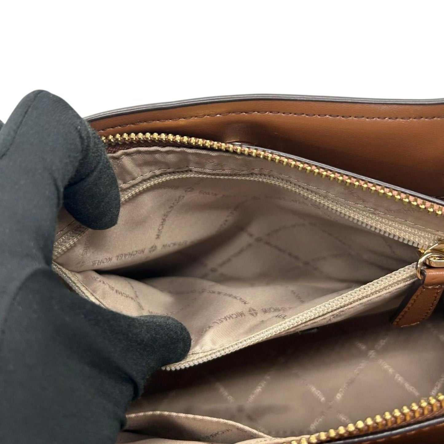 【美品】MICHAEL KORS マイケルコース 2WAY ハンドバッグ ショルダーバッグ シグネチャー MKロゴチャーム PVC レザー ブラウン ベージュ ゴールド金具 エレガント レディース 通勤 通学 クリーニング済み 自立可 s71