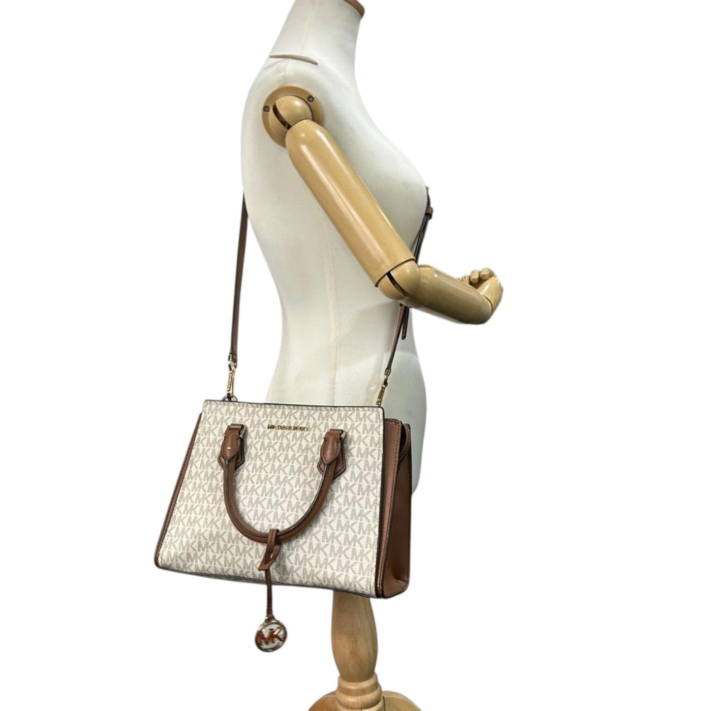 【美品】MICHAEL KORS マイケルコース 2WAY ハンドバッグ ショルダーバッグ シグネチャー MKロゴチャーム PVC レザー ブラウン ベージュ ゴールド金具 エレガント レディース 通勤 通学 クリーニング済み 自立可 s71