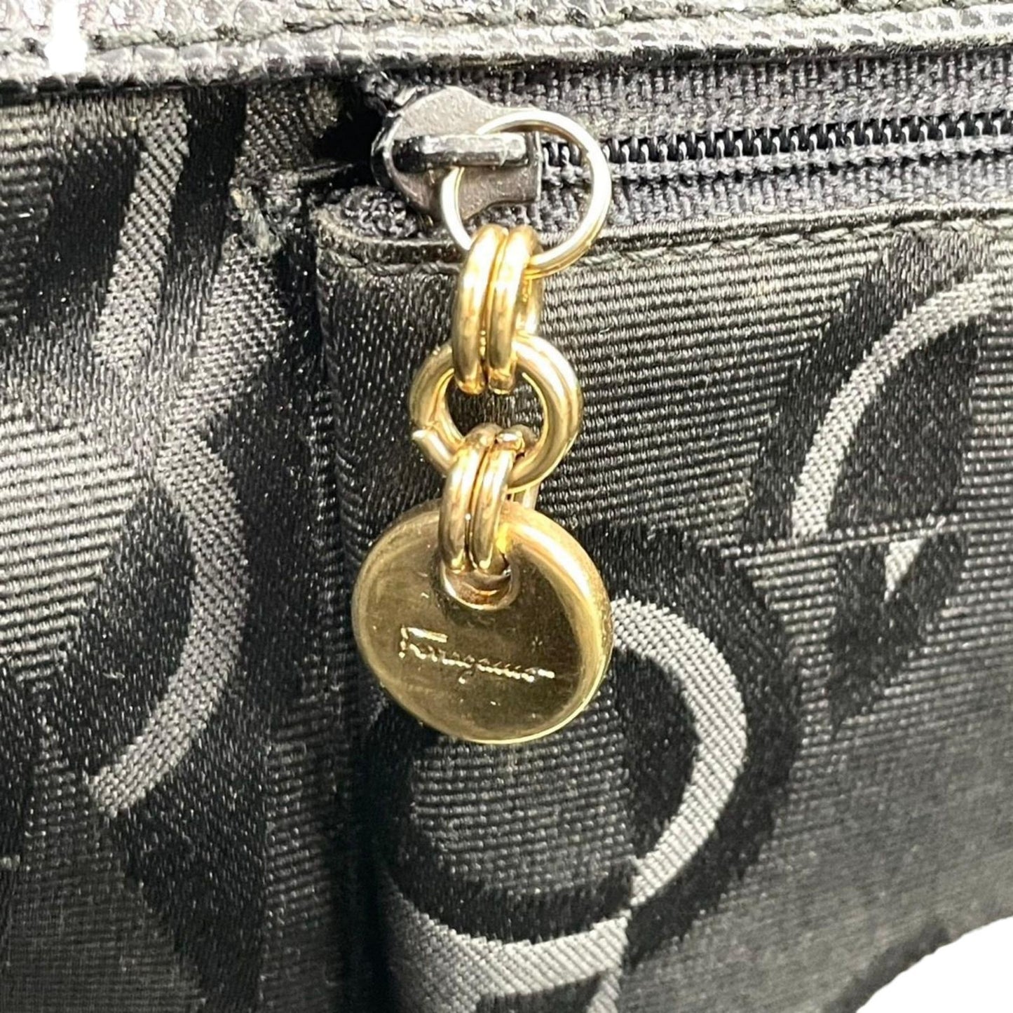 Salvatore Ferragamo フェラガモ ヴァラリボン ハンドバッグ トートバッグ BK-21 2530 レザー キャンバス ブラック 黒 ゴールド金具 A4収納可 レディース エレガント クラシック イタリア製 クリーニング済み C4