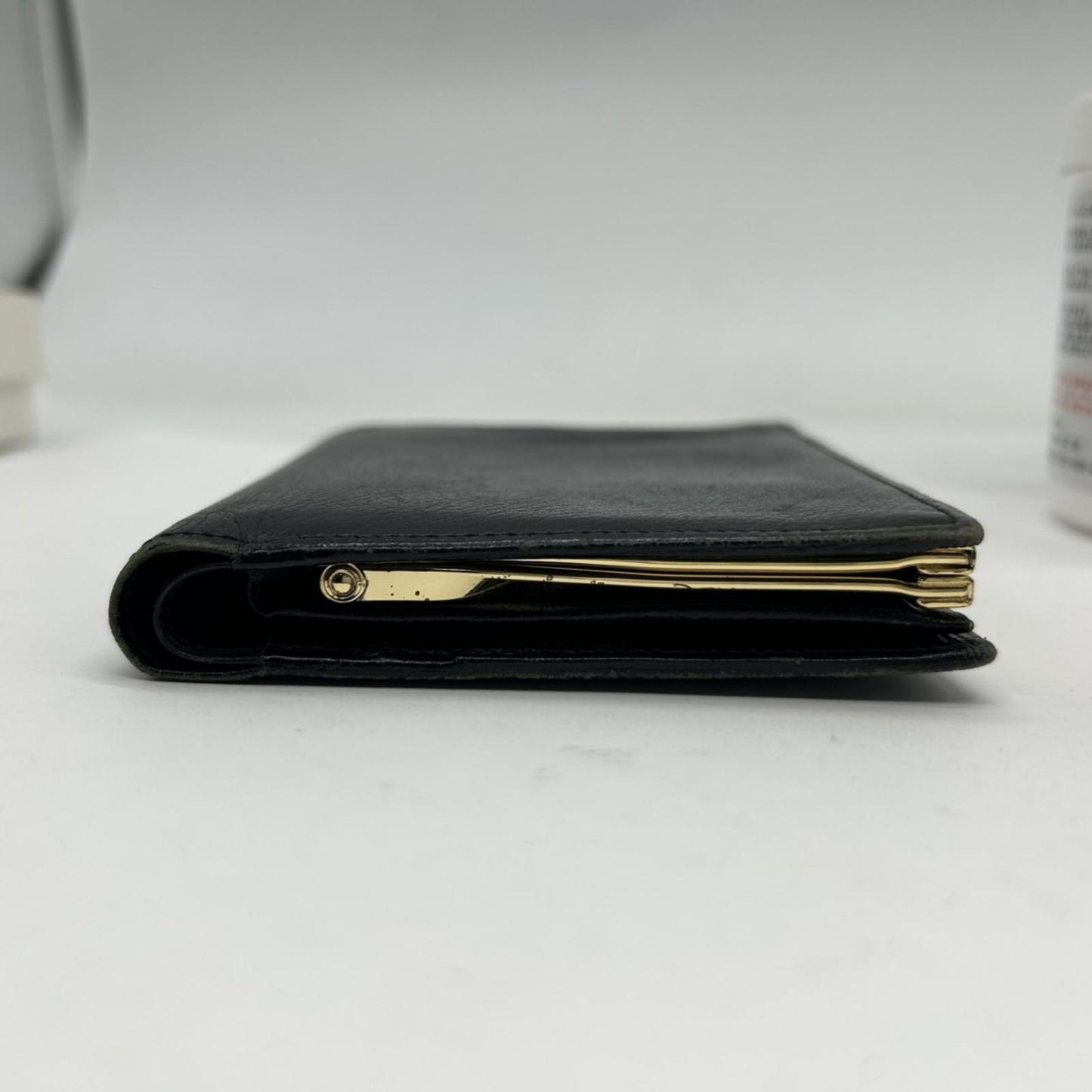 イヴ・サンローラン Yves Saint Laurent 財布 二つ折り YSLロゴ Vステッチ コンパクトウォレット 本革 レザー ブラック 黒 クラシック ヴィンテージ メンズ レディース ユニセックス クリーニング済み w5