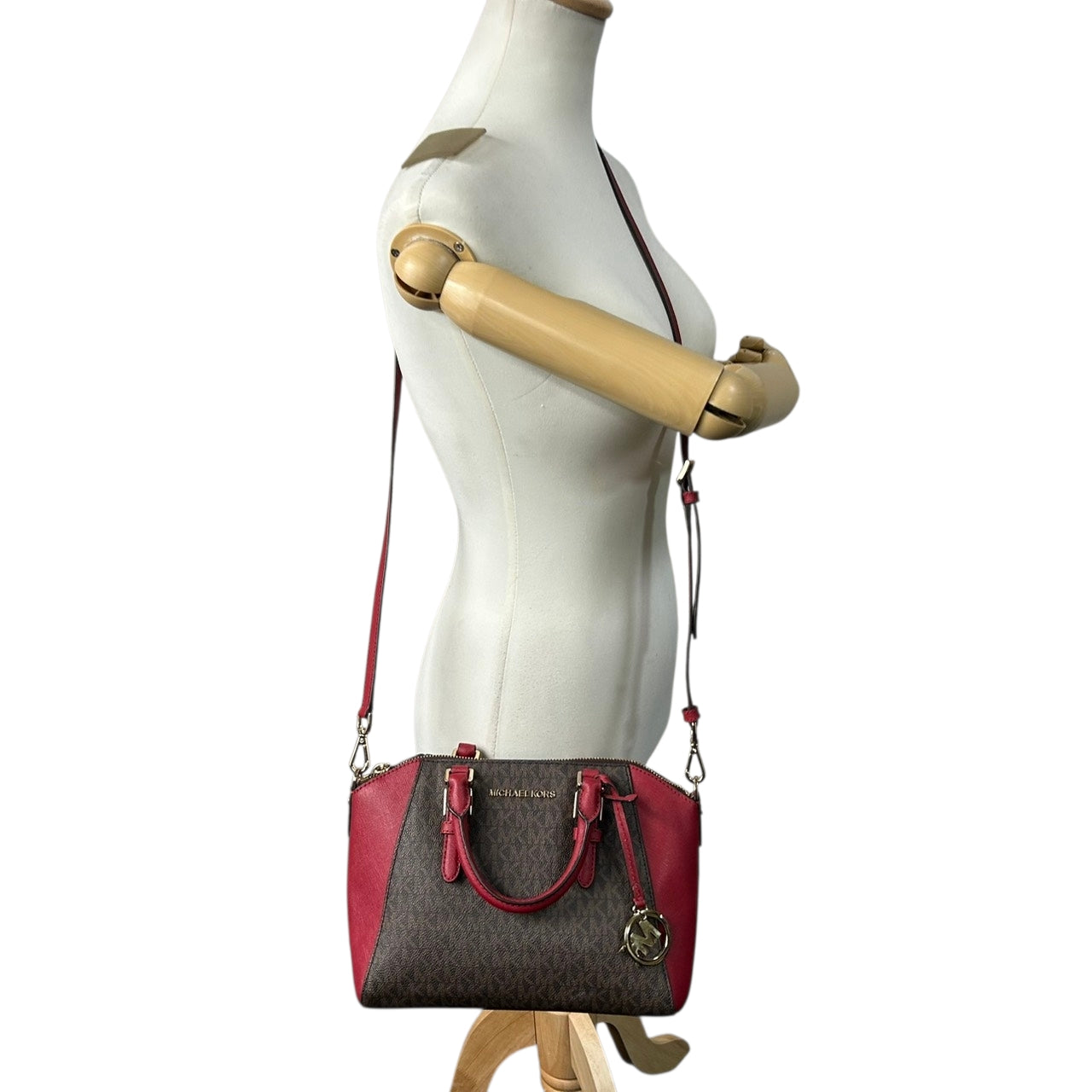 美品 マイケルコース MICHAEL KORS ハンドバッグ ショルダーバッグ 2way 斜め掛け可 シグネチャー MKロゴ バイカラー 赤 レッド 茶 ブラウン PVC レザー サッチェル ゴールド金具 チャーム 自立可 エレガント レディース s87