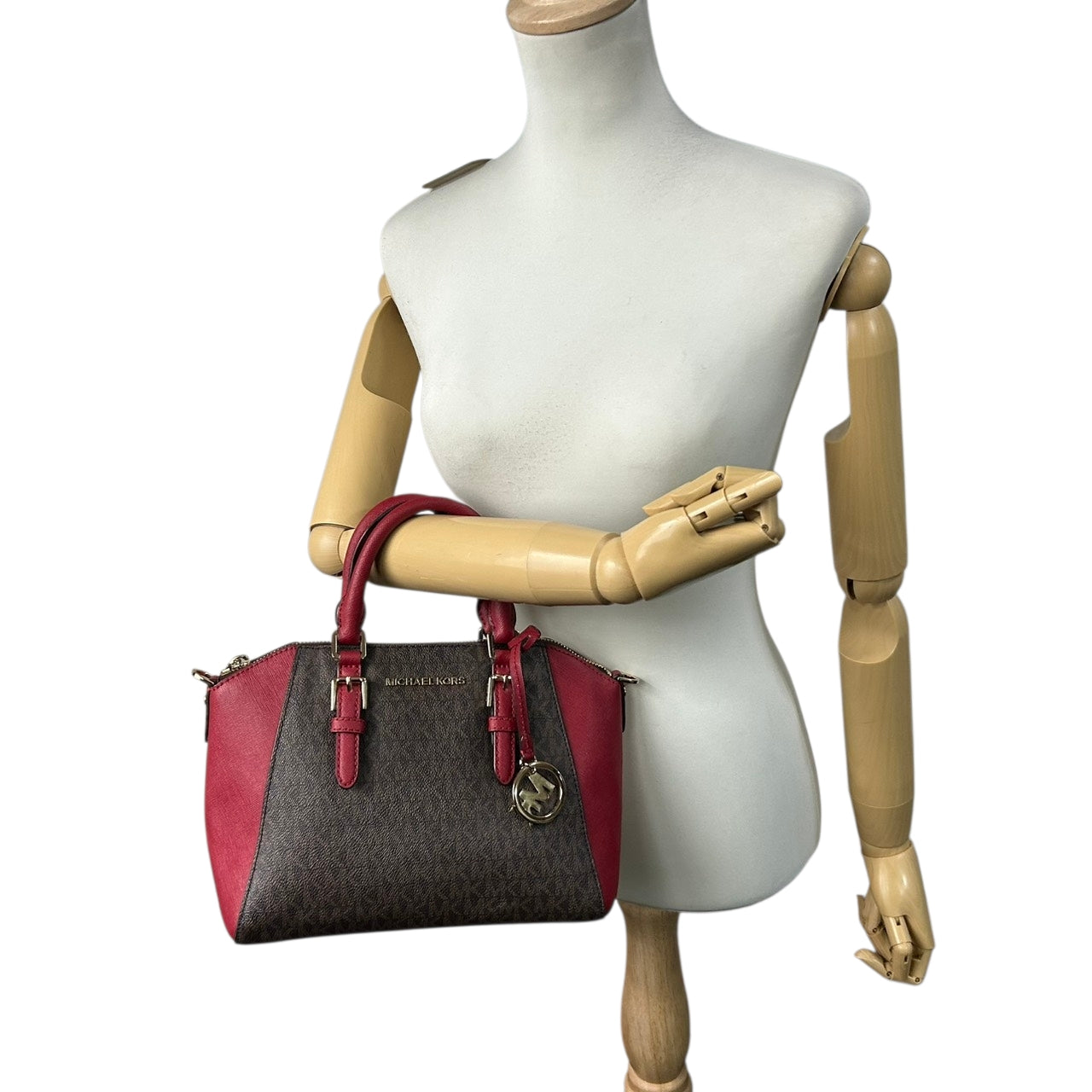 美品 マイケルコース MICHAEL KORS ハンドバッグ ショルダーバッグ 2way 斜め掛け可 シグネチャー MKロゴ バイカラー 赤 レッド 茶 ブラウン PVC レザー サッチェル ゴールド金具 チャーム 自立可 エレガント レディース s87