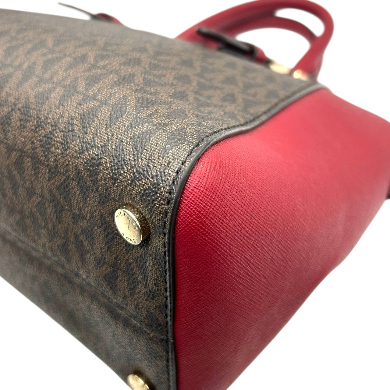 美品 マイケルコース MICHAEL KORS ハンドバッグ ショルダーバッグ 2way 斜め掛け可 シグネチャー MKロゴ バイカラー 赤 レッド 茶 ブラウン PVC レザー サッチェル ゴールド金具 チャーム 自立可 エレガント レディース s87