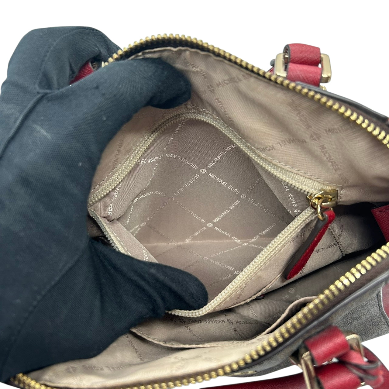 美品 マイケルコース MICHAEL KORS ハンドバッグ ショルダーバッグ 2way 斜め掛け可 シグネチャー MKロゴ バイカラー 赤 レッド 茶 ブラウン PVC レザー サッチェル ゴールド金具 チャーム 自立可 エレガント レディース s87