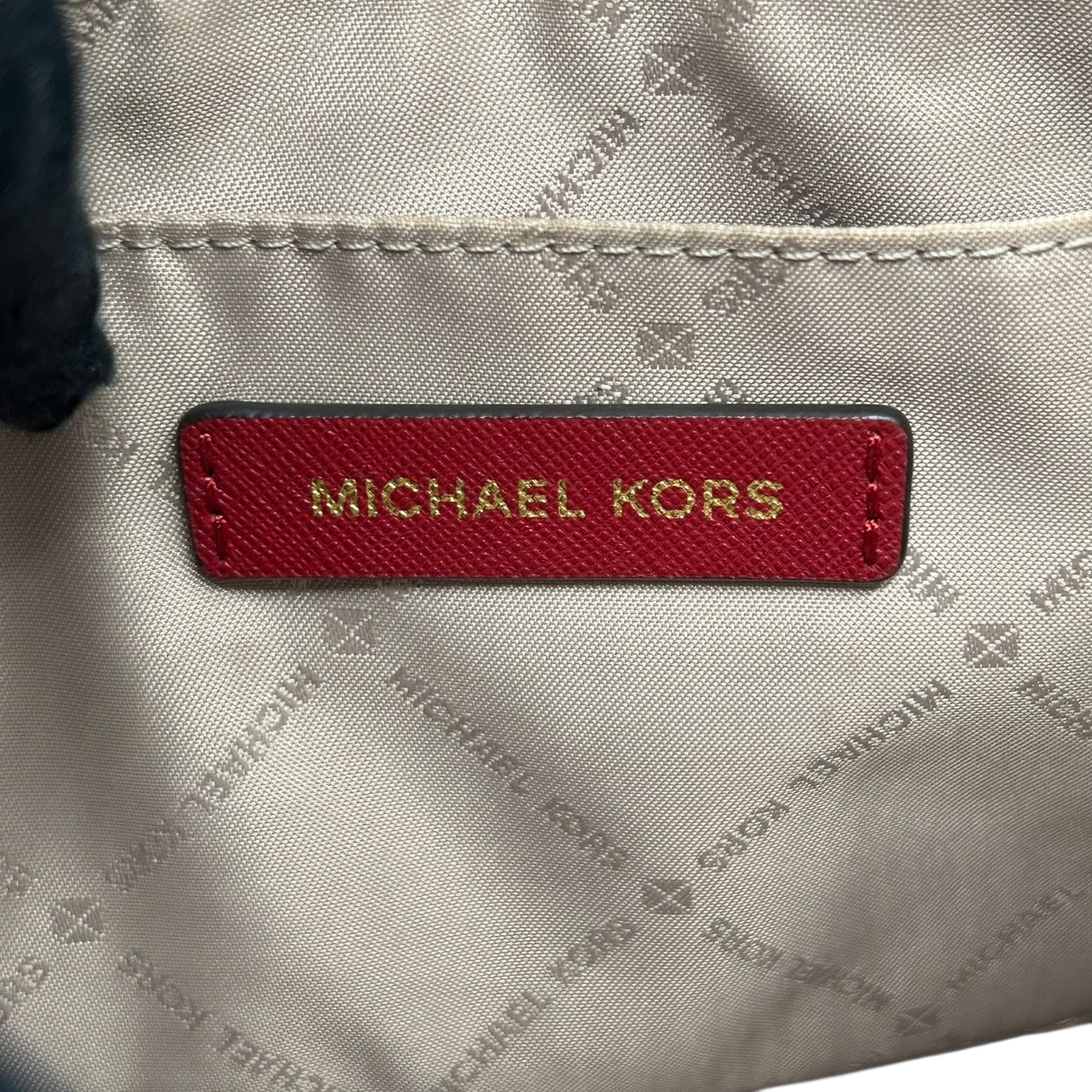 美品 マイケルコース MICHAEL KORS ハンドバッグ ショルダーバッグ 2way 斜め掛け可 シグネチャー MKロゴ バイカラー 赤 レッド 茶 ブラウン PVC レザー サッチェル ゴールド金具 チャーム 自立可 エレガント レディース s87