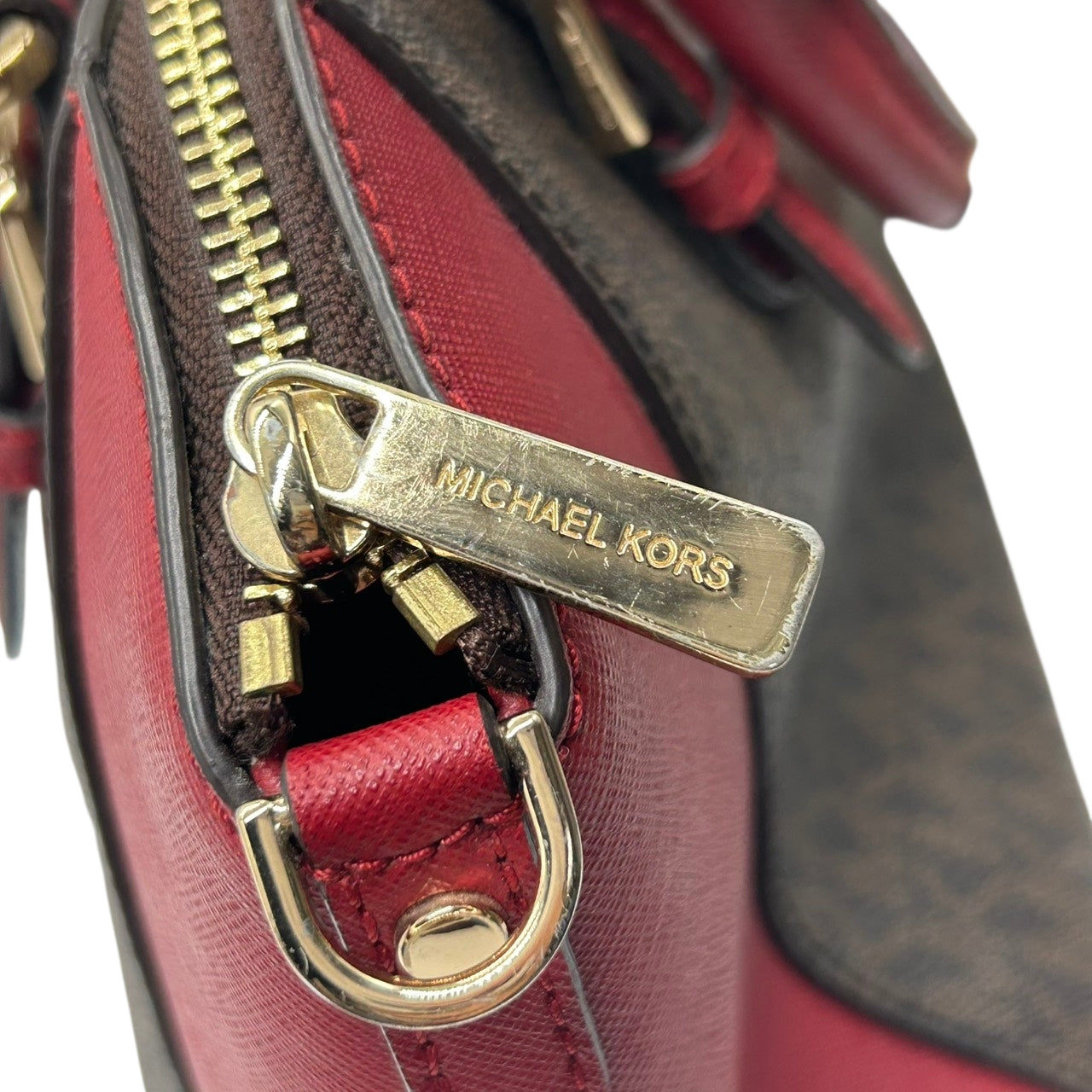 美品 マイケルコース MICHAEL KORS ハンドバッグ ショルダーバッグ 2way 斜め掛け可 シグネチャー MKロゴ バイカラー 赤 レッド 茶 ブラウン PVC レザー サッチェル ゴールド金具 チャーム 自立可 エレガント レディース s87