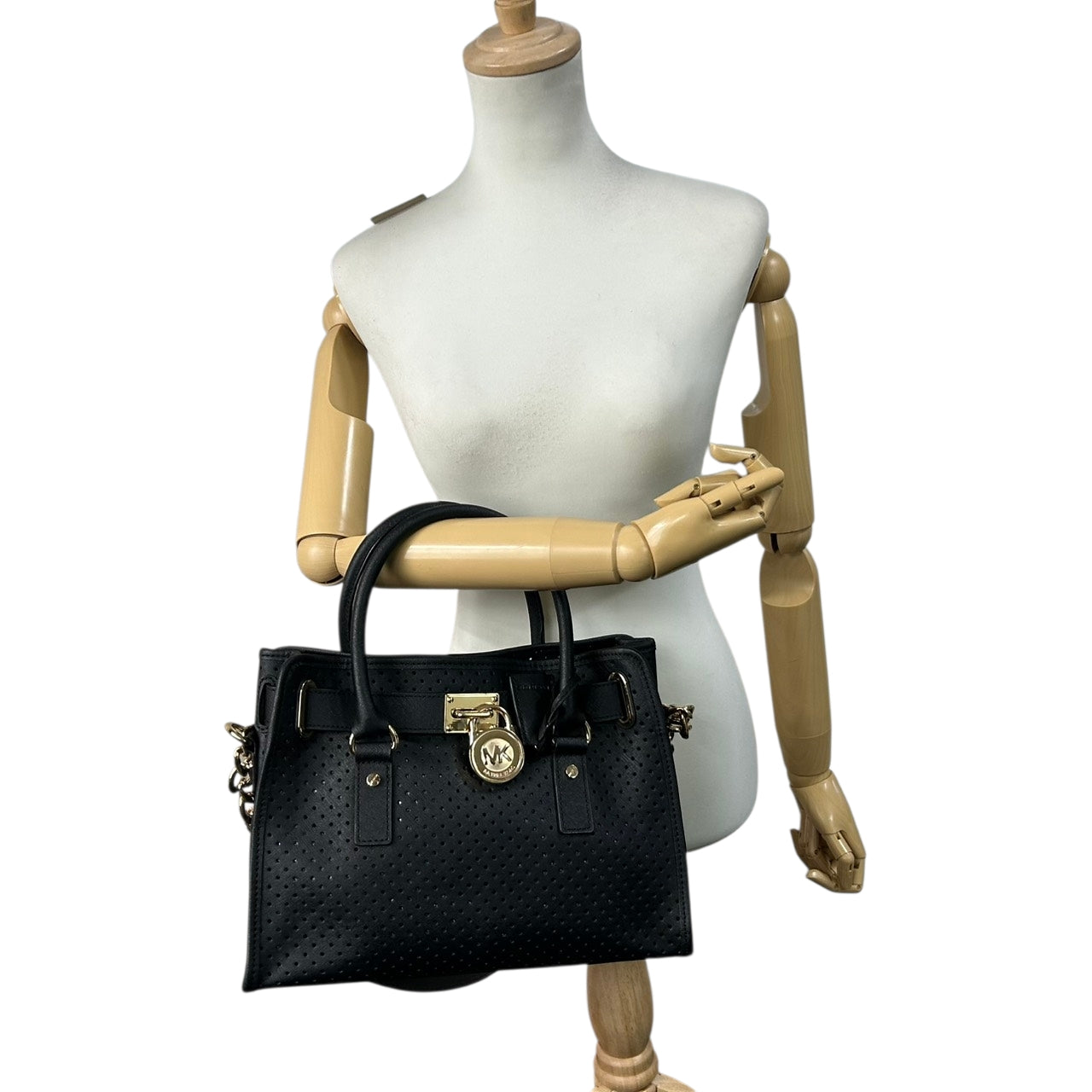 美品 マイケルコース MICHAEL KORS ハミルトン Hamilton トートバッグ ハンドバッグ チェーンショルダー パンチング 黒 ブラック ゴールド金具 パドロック ポーチ付 自立可 肩掛け ワンショルダー サッチェル レディース s93