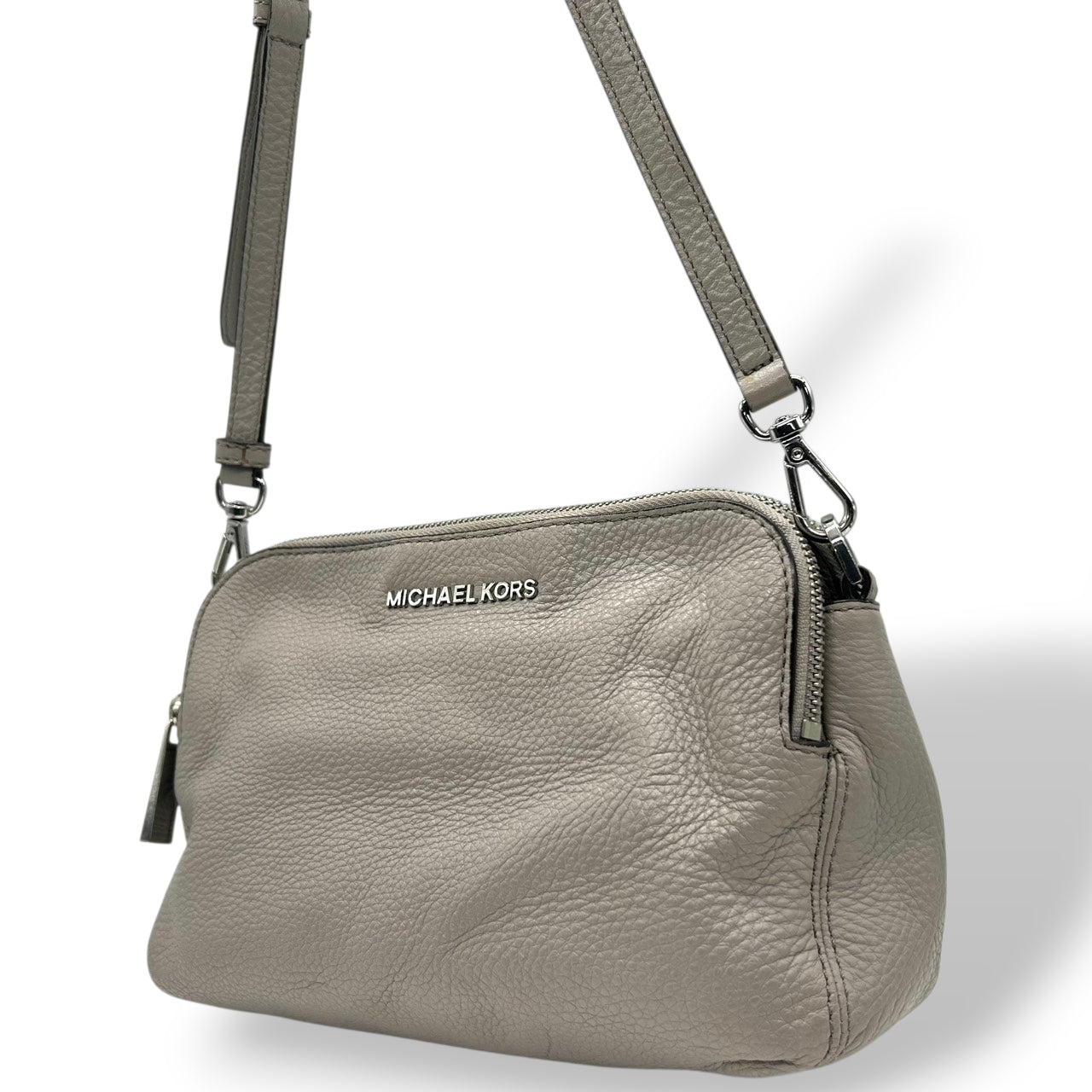 美品 マイケルコース MICHAEL KORS ショルダーバッグ クロスボディ ポシェット 斜め掛け可 レザー 本革 グレー ライトグレー シルバー金具 ロゴ シンプル 軽量 コンパクト レディース お出かけ 旅行 デート サブバッグ s93