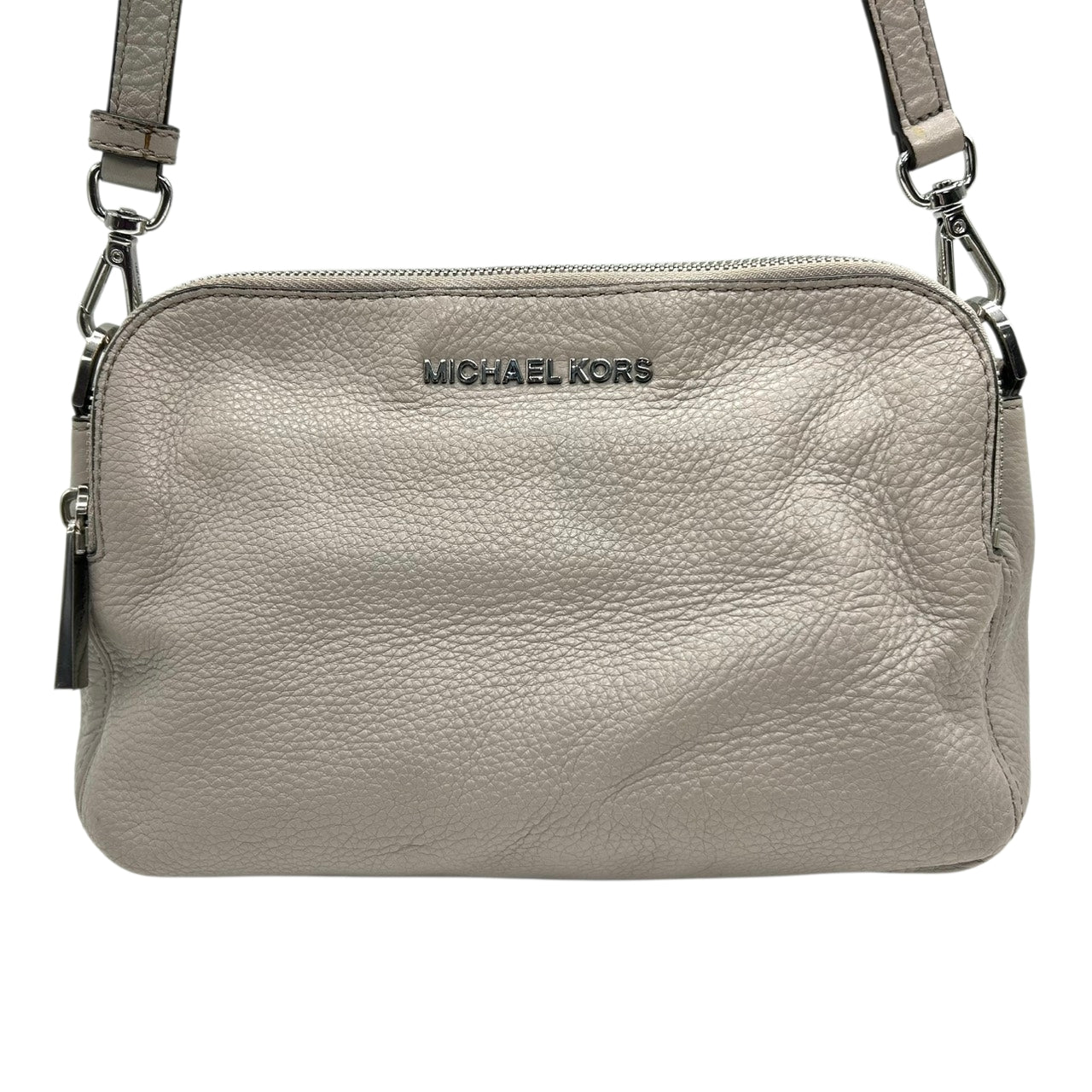 美品 マイケルコース MICHAEL KORS ショルダーバッグ クロスボディ ポシェット 斜め掛け可 レザー 本革 グレー ライトグレー シルバー金具 ロゴ シンプル 軽量 コンパクト レディース お出かけ 旅行 デート サブバッグ s93