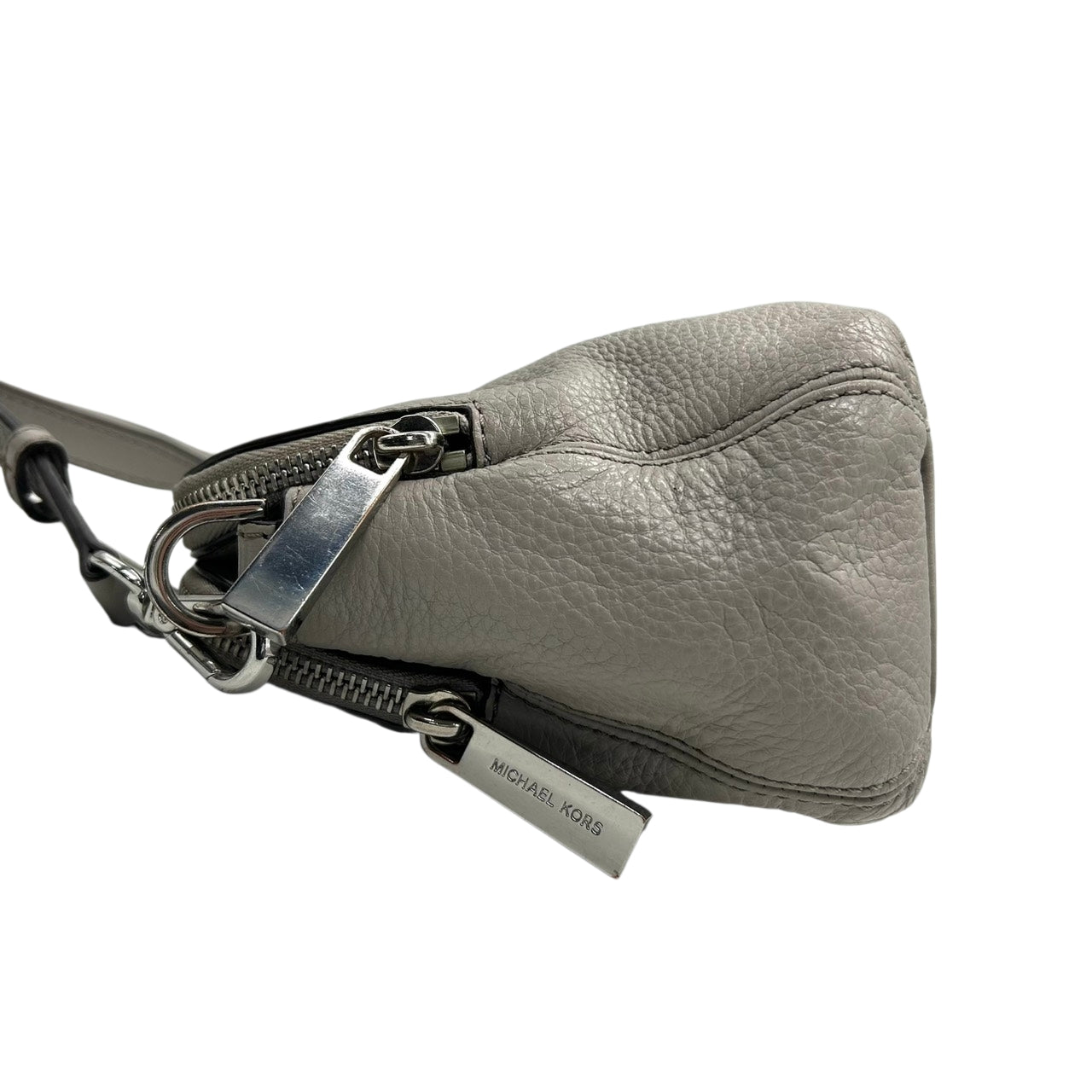 美品 マイケルコース MICHAEL KORS ショルダーバッグ クロスボディ ポシェット 斜め掛け可 レザー 本革 グレー ライトグレー シルバー金具 ロゴ シンプル 軽量 コンパクト レディース お出かけ 旅行 デート サブバッグ s93