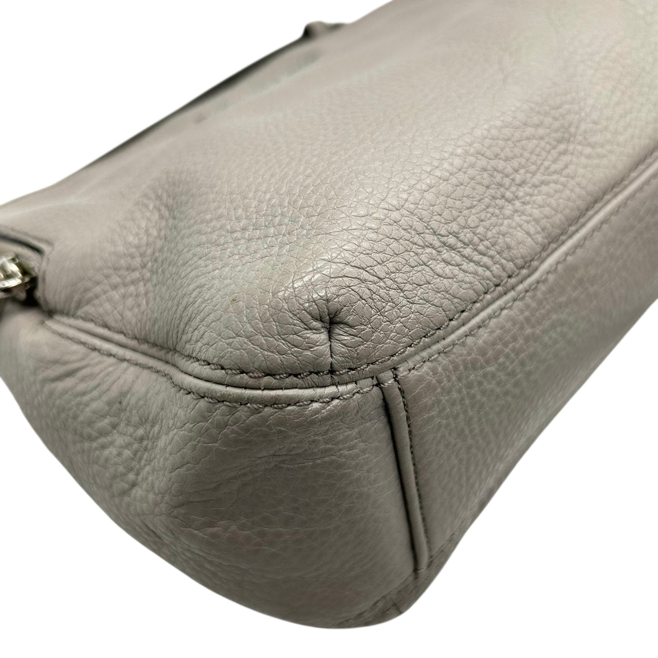 美品 マイケルコース MICHAEL KORS ショルダーバッグ クロスボディ ポシェット 斜め掛け可 レザー 本革 グレー ライトグレー シルバー金具 ロゴ シンプル 軽量 コンパクト レディース お出かけ 旅行 デート サブバッグ s93