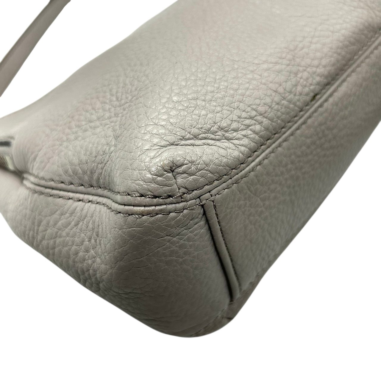 美品 マイケルコース MICHAEL KORS ショルダーバッグ クロスボディ ポシェット 斜め掛け可 レザー 本革 グレー ライトグレー シルバー金具 ロゴ シンプル 軽量 コンパクト レディース お出かけ 旅行 デート サブバッグ s93