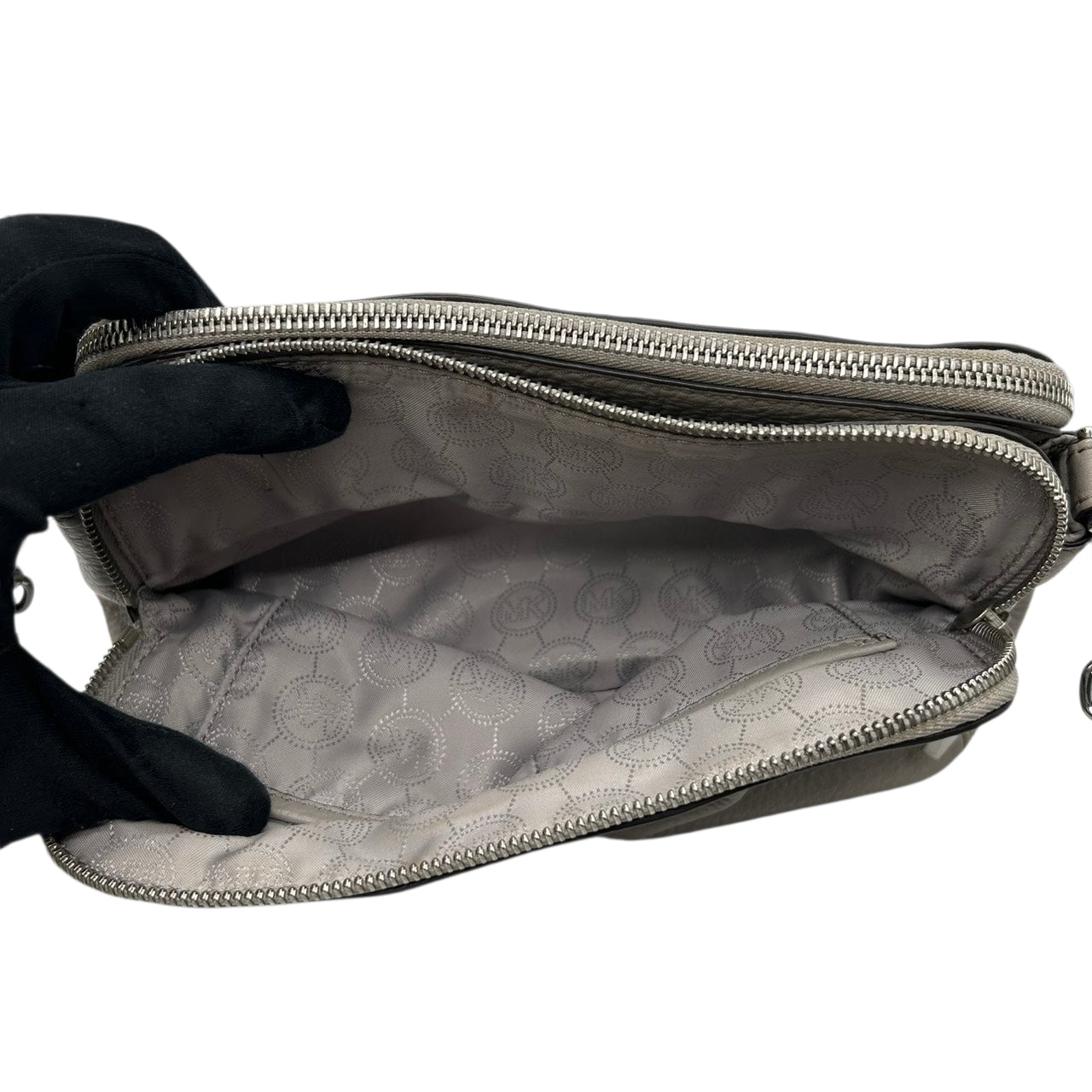 美品 マイケルコース MICHAEL KORS ショルダーバッグ クロスボディ ポシェット 斜め掛け可 レザー 本革 グレー ライトグレー シルバー金具 ロゴ シンプル 軽量 コンパクト レディース お出かけ 旅行 デート サブバッグ s93