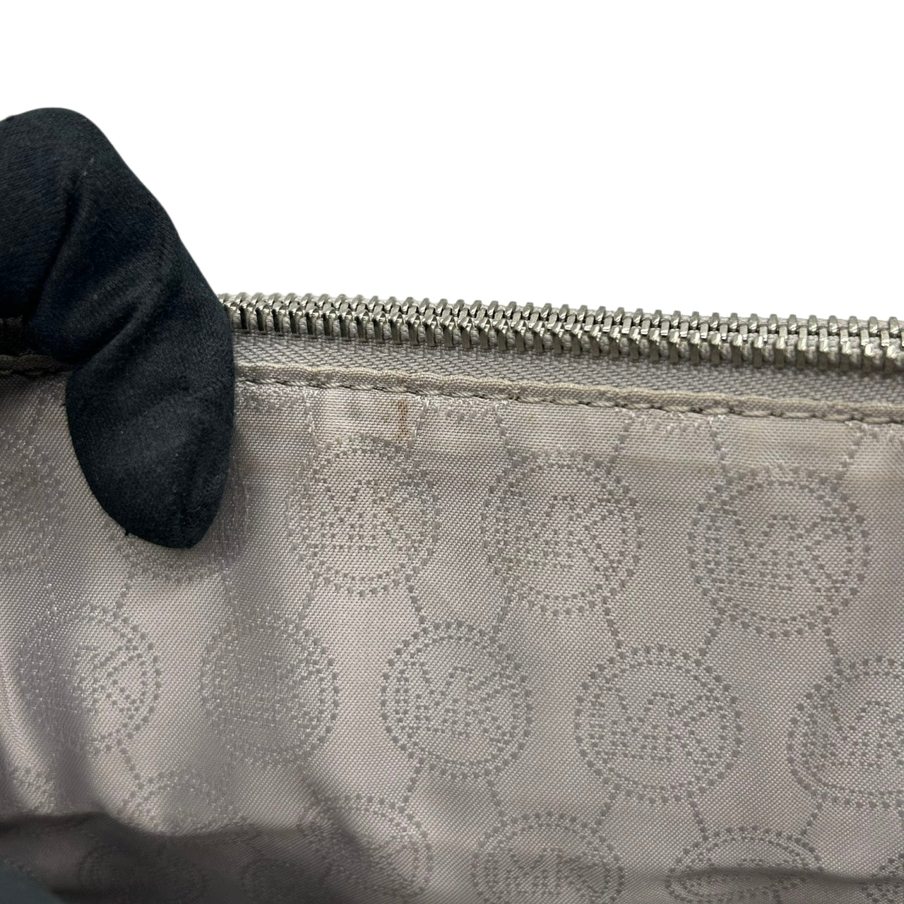 美品 マイケルコース MICHAEL KORS ショルダーバッグ クロスボディ ポシェット 斜め掛け可 レザー 本革 グレー ライトグレー シルバー金具 ロゴ シンプル 軽量 コンパクト レディース お出かけ 旅行 デート サブバッグ s93