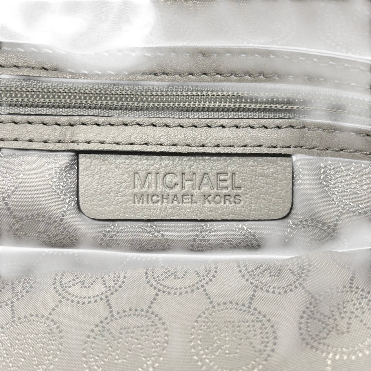 美品 マイケルコース MICHAEL KORS ショルダーバッグ クロスボディ ポシェット 斜め掛け可 レザー 本革 グレー ライトグレー シルバー金具 ロゴ シンプル 軽量 コンパクト レディース お出かけ 旅行 デート サブバッグ s93