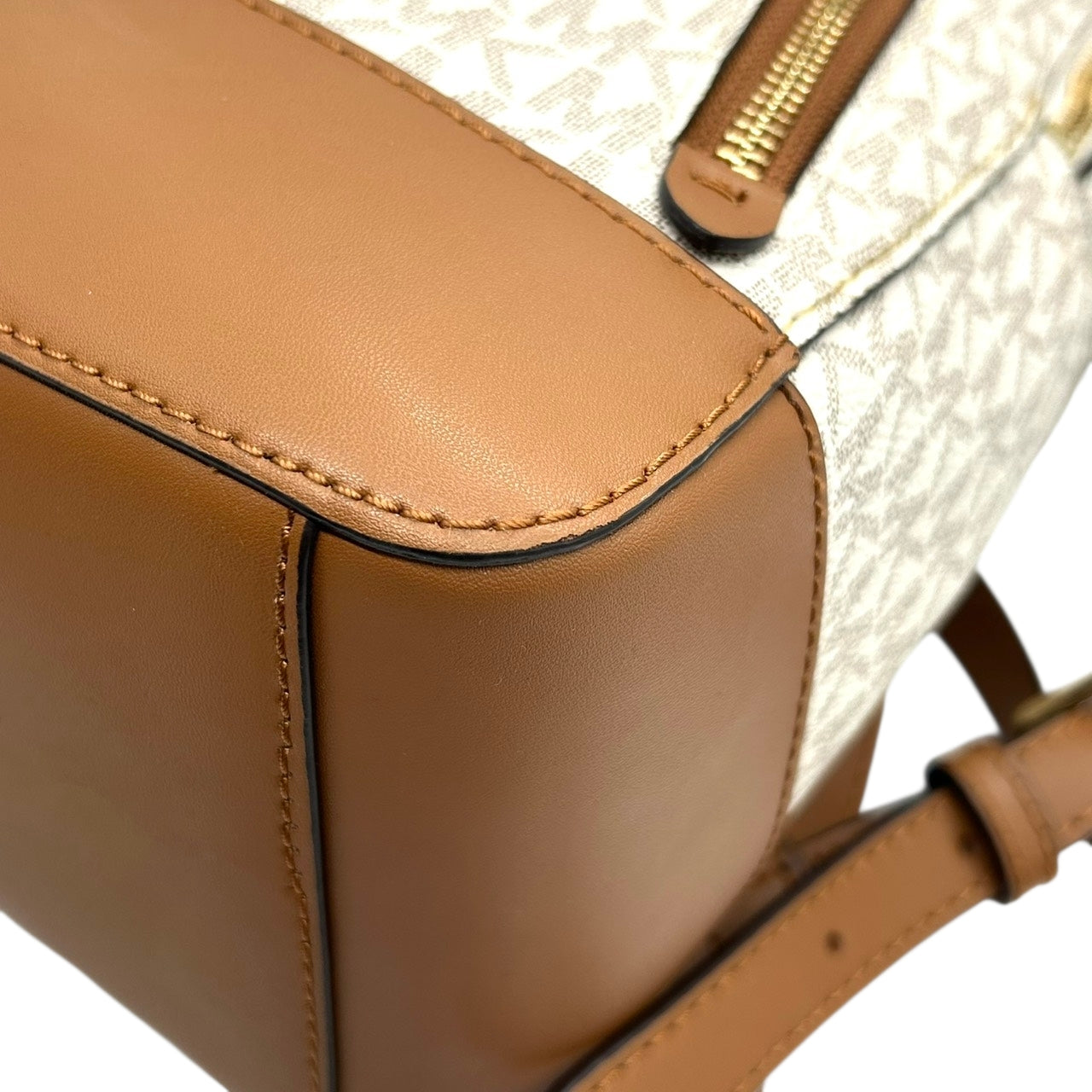 【美品】 マイケルコース MICHAEL KORS リュックサック バックパック シグネチャー MKロゴ 総柄 PVC レザー ブラウン ホワイト ゴールド金具 レディース エレガント カジュアル 通勤 通学 自立可 s94